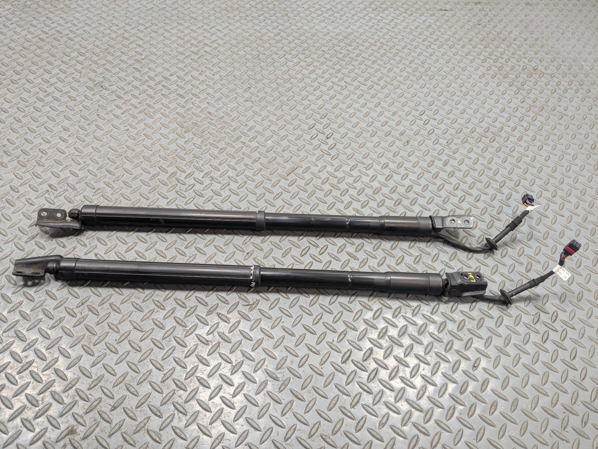 2013 - 2016 HYUNDAI SANTA FE OEM HATCHBACK SUPPORT STRUT SET LEFT AND RIGHT SIDE