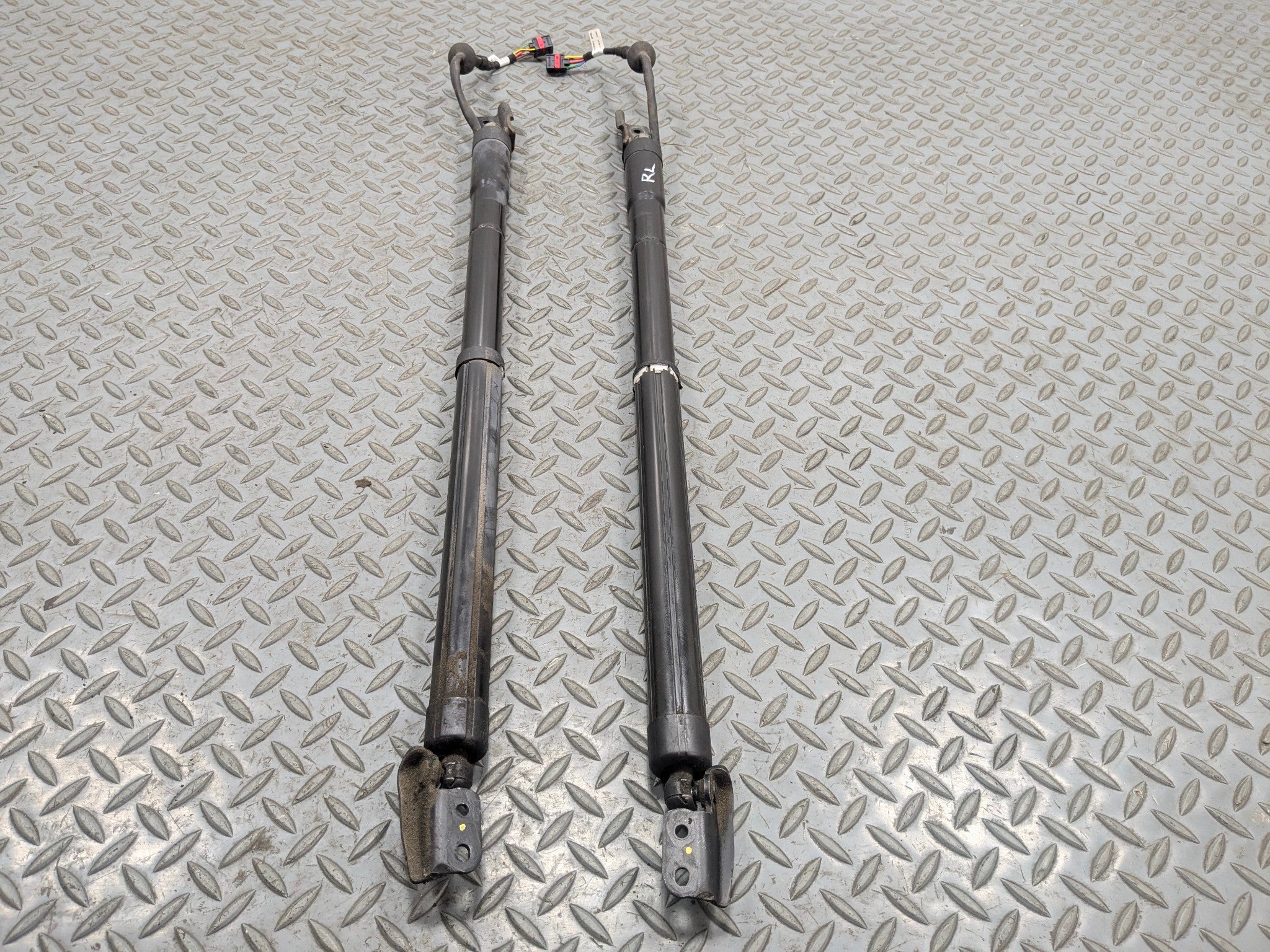 2013 - 2016 HYUNDAI SANTA FE OEM HATCHBACK SUPPORT STRUT SET LEFT AND RIGHT SIDE