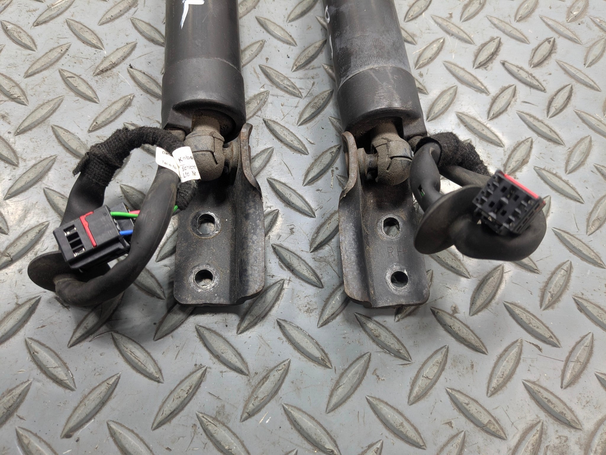 2013 - 2016 HYUNDAI SANTA FE OEM HATCHBACK SUPPORT STRUT SET LEFT AND RIGHT SIDE