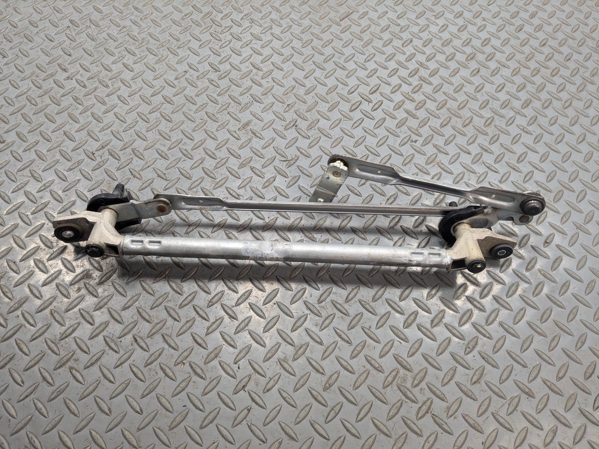 2013 - 2016 HYUNDAI SANTA FE OEM FRONT WINDSHIELD WIPER TRANSMISSION LINKAGE