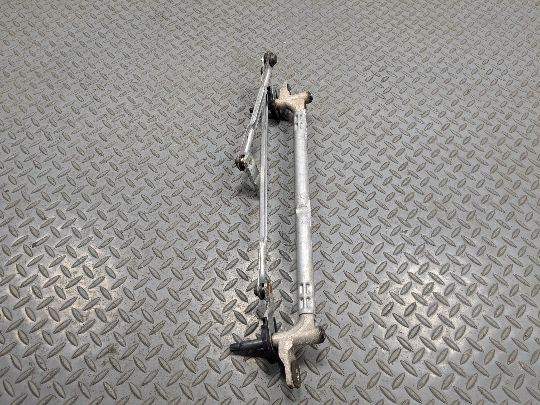 2013 - 2016 HYUNDAI SANTA FE OEM FRONT WINDSHIELD WIPER TRANSMISSION LINKAGE
