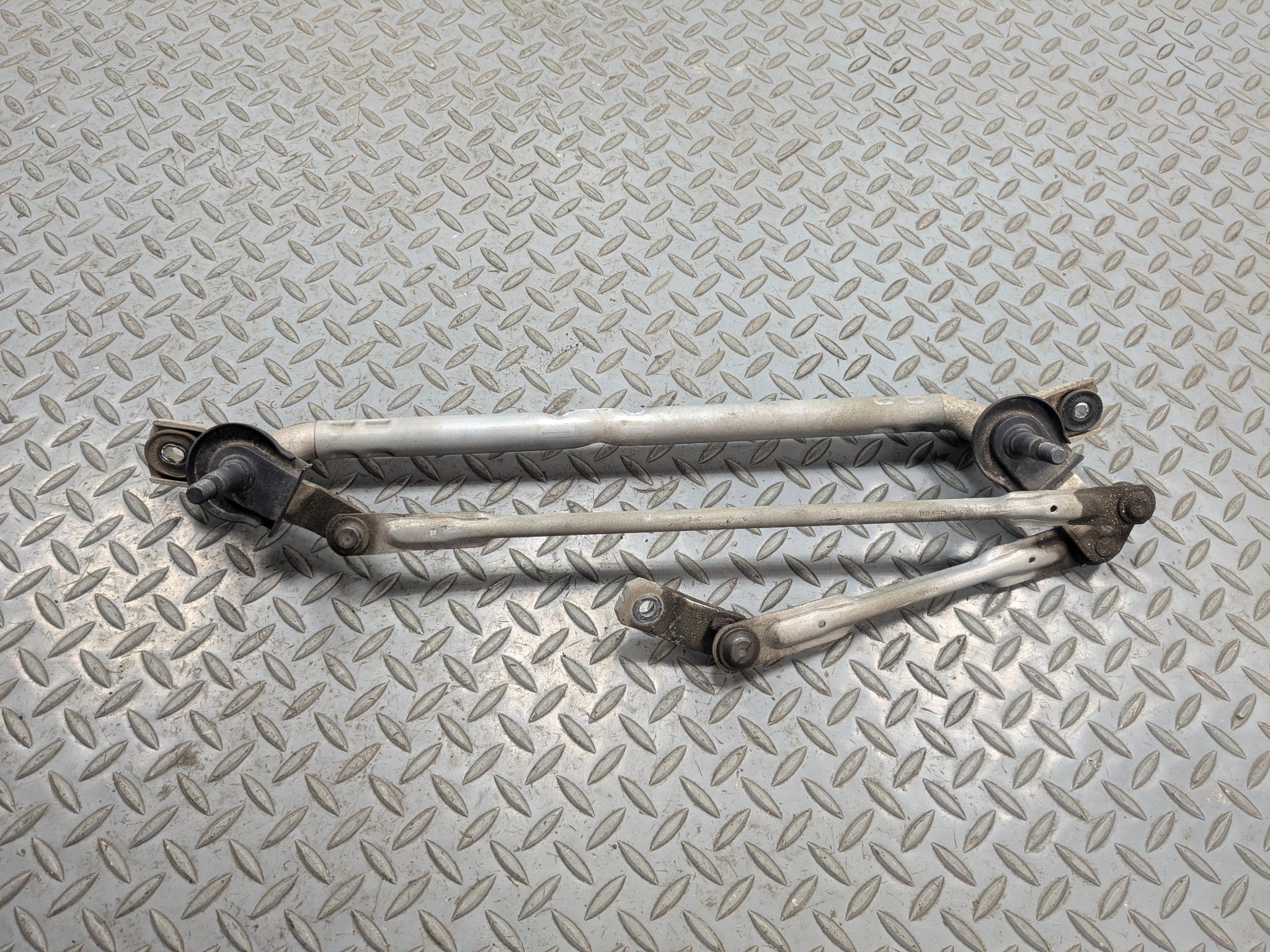 2013 - 2016 HYUNDAI SANTA FE OEM FRONT WINDSHIELD WIPER TRANSMISSION LINKAGE