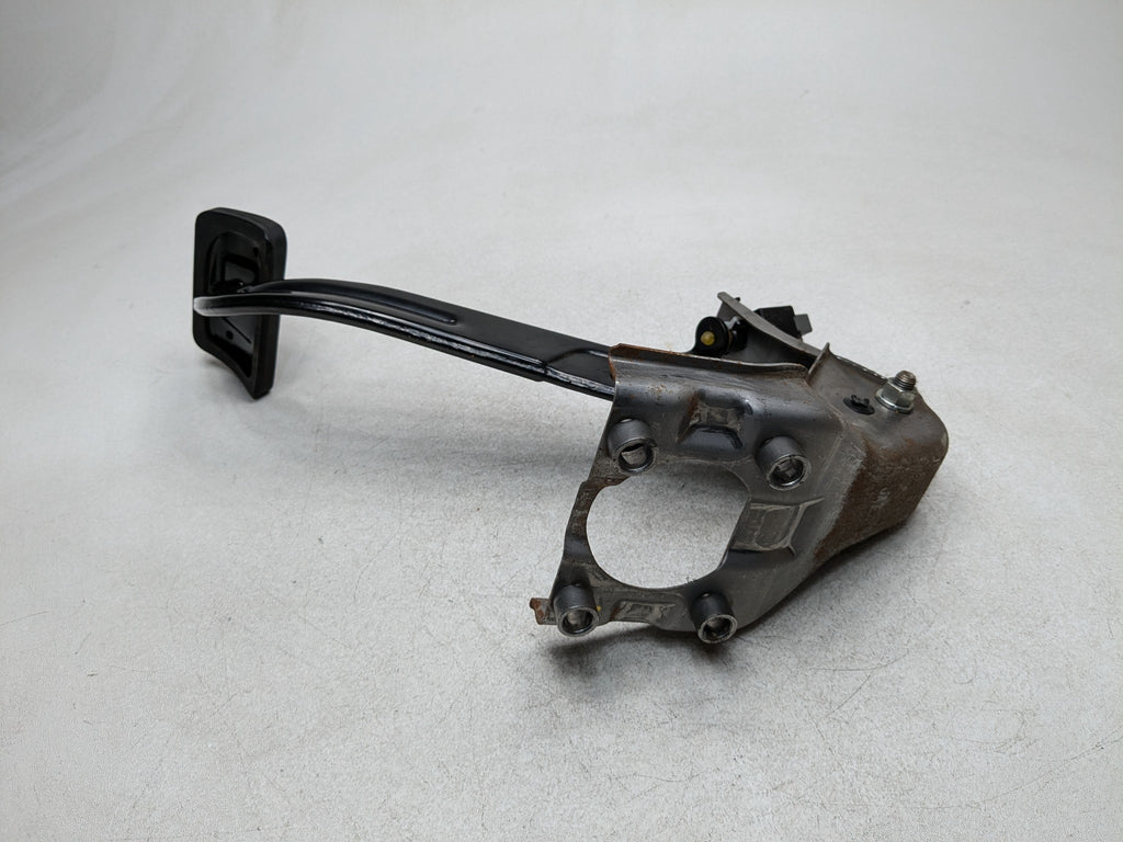 13 - 16 HYUNDAI SANTA FE OEM FOOT BRAKE PEDAL FRONT FLOOR WITH SUPPORT BRACKET