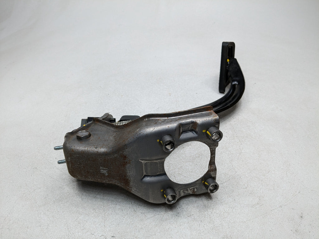 13 - 16 HYUNDAI SANTA FE OEM FOOT BRAKE PEDAL FRONT FLOOR WITH SUPPORT BRACKET