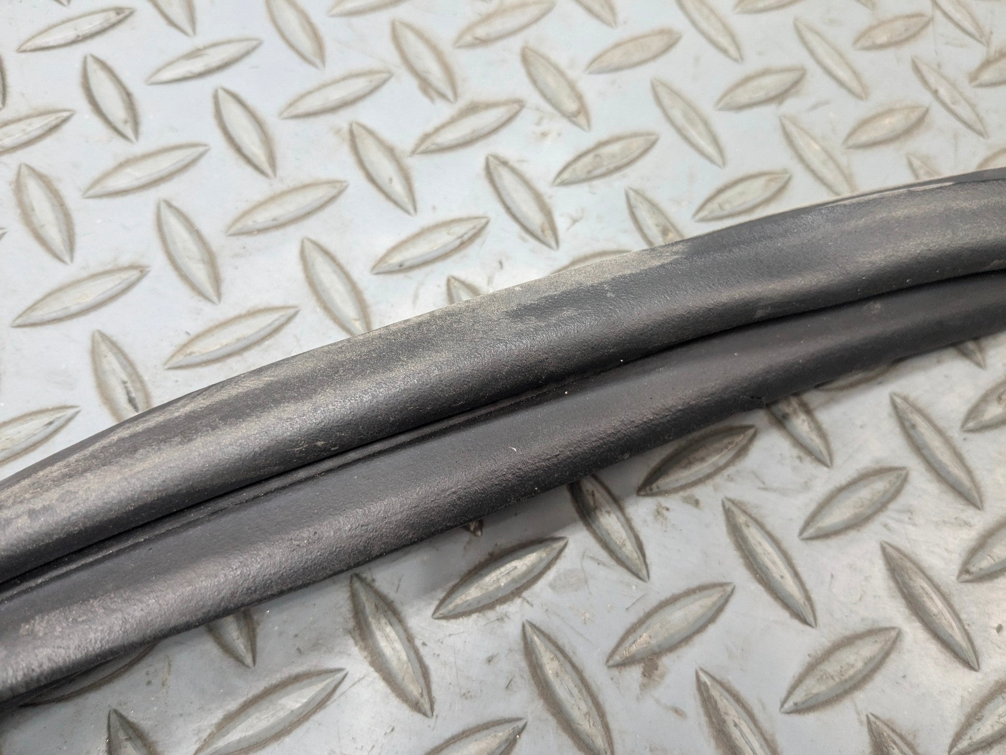 2013 - 2016 HYUNDAI SANTA FE OEM WEATHER STRIPPING RUBBER DOOR SEAL REAR TRUNK