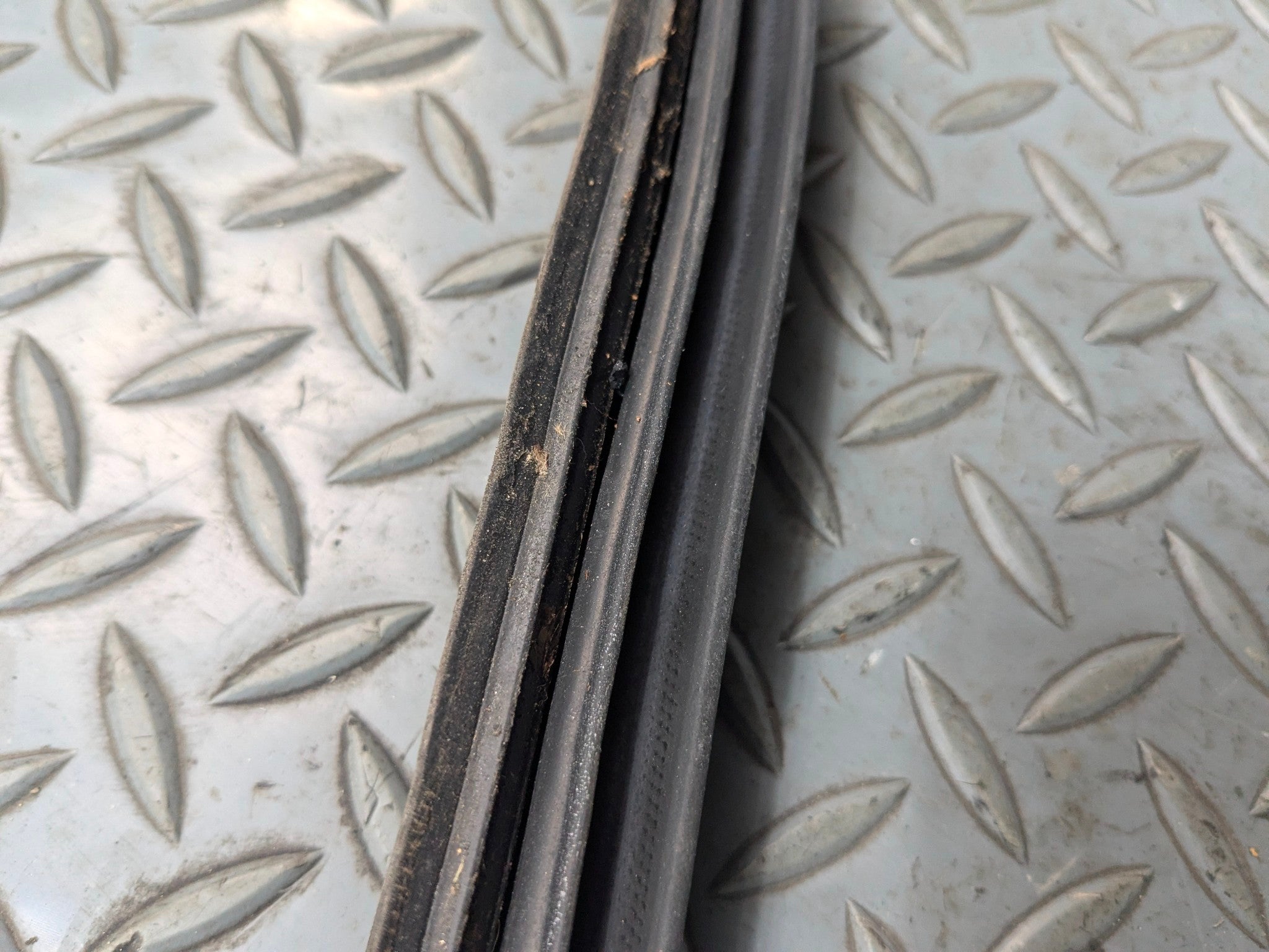 2013 - 2016 HYUNDAI SANTA FE OEM WEATHER STRIPPING RUBBER DOOR SEAL REAR TRUNK