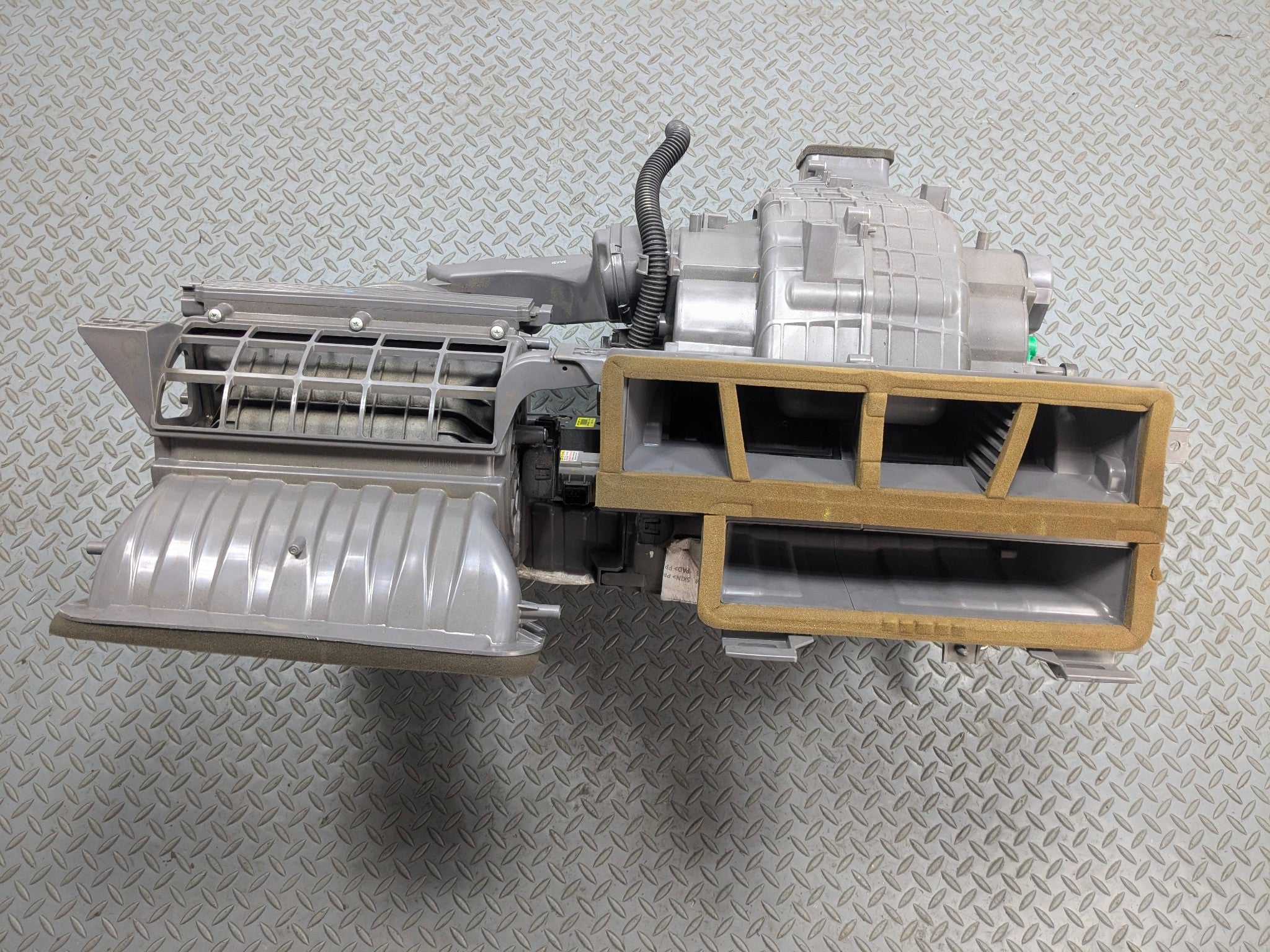 2013 - 2016 HYUNDAI SANTA FE OEM FRONT AC HEATER ASSEMBLY BLOWER HOUSING BOX