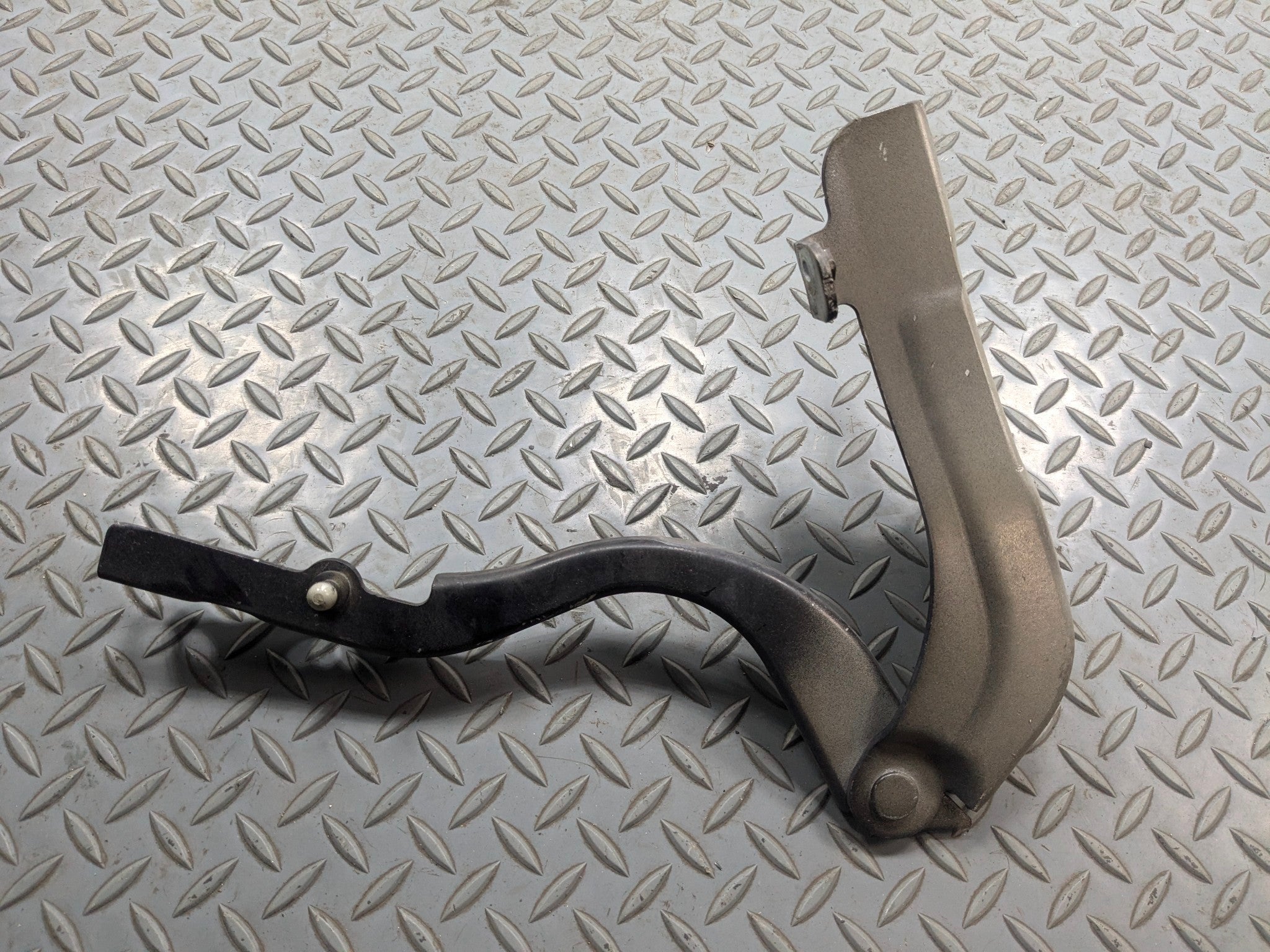 2013 - 2016 HYUNDAI SANTA FE OEM HOOD BONNET HINGE SUPPORT FRONT RIGHT SIDE