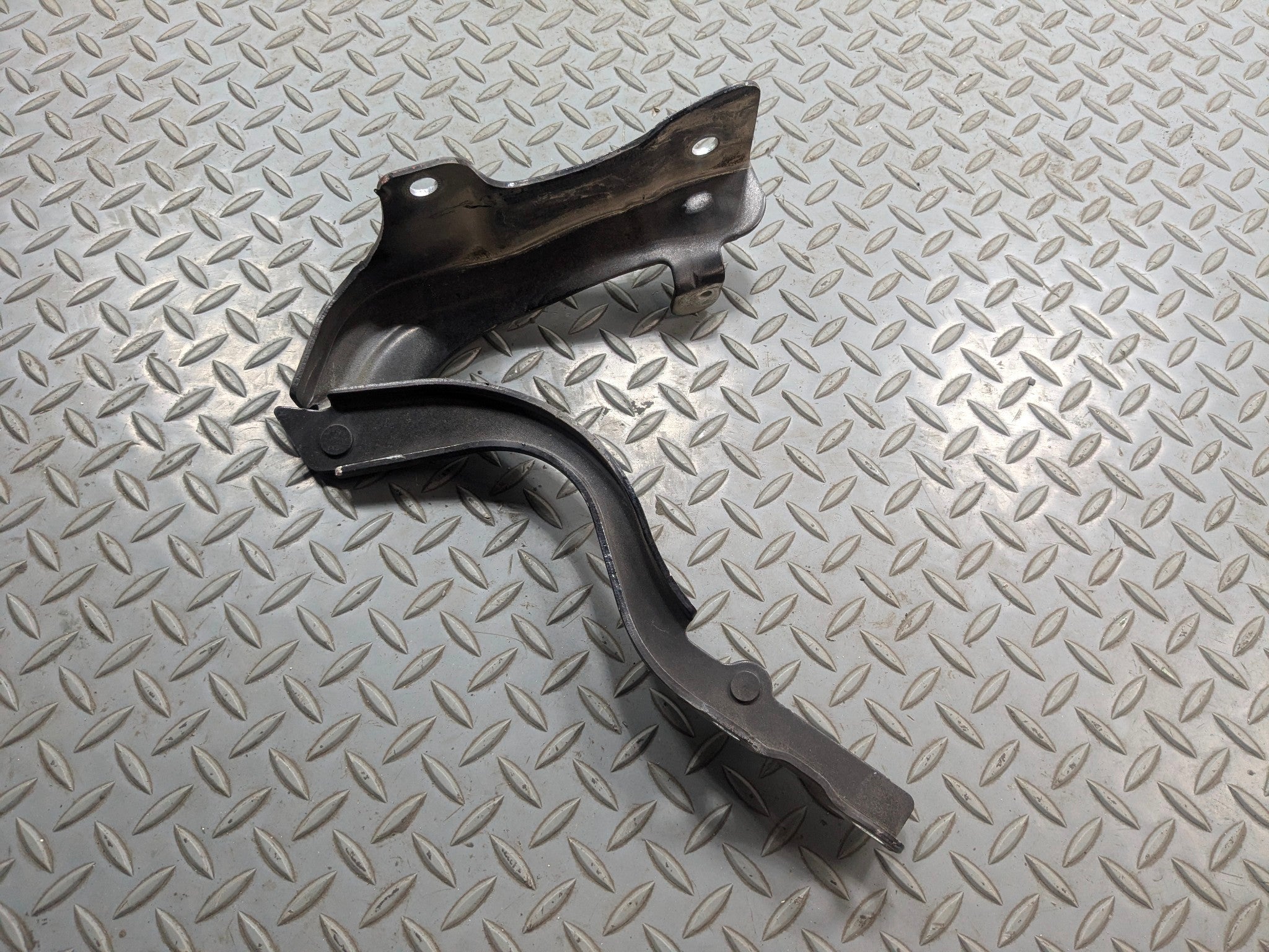 2013 - 2016 HYUNDAI SANTA FE OEM HOOD BONNET HINGE SUPPORT FRONT RIGHT SIDE
