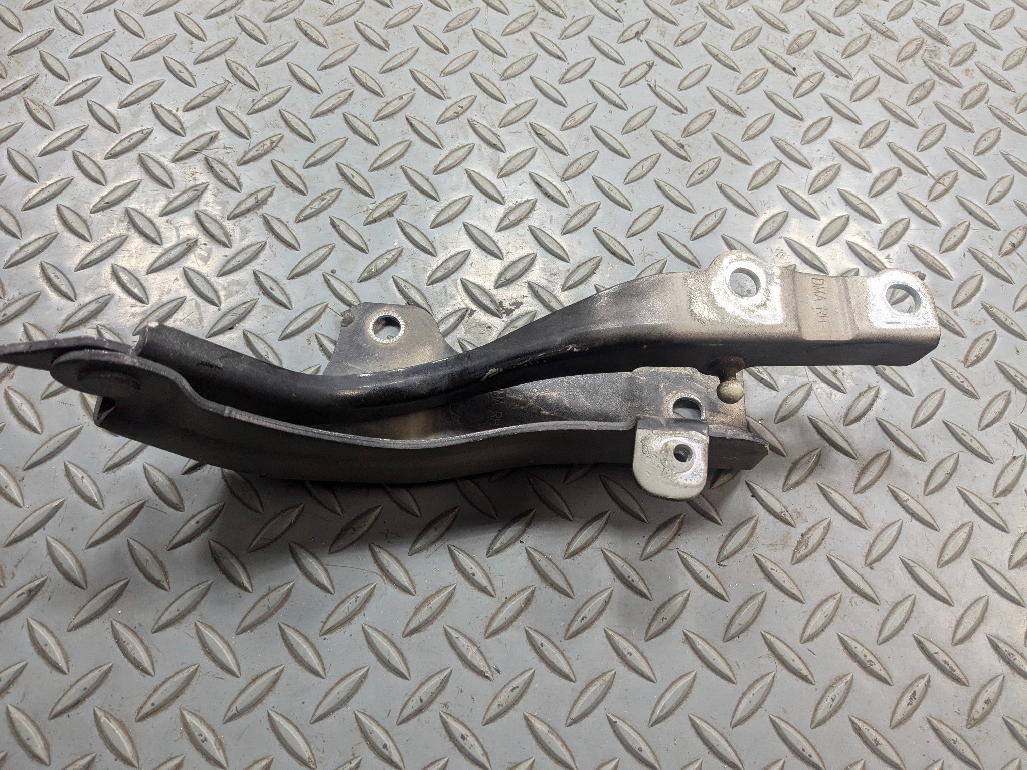 2013 - 2016 HYUNDAI SANTA FE OEM HOOD BONNET HINGE SUPPORT FRONT RIGHT SIDE
