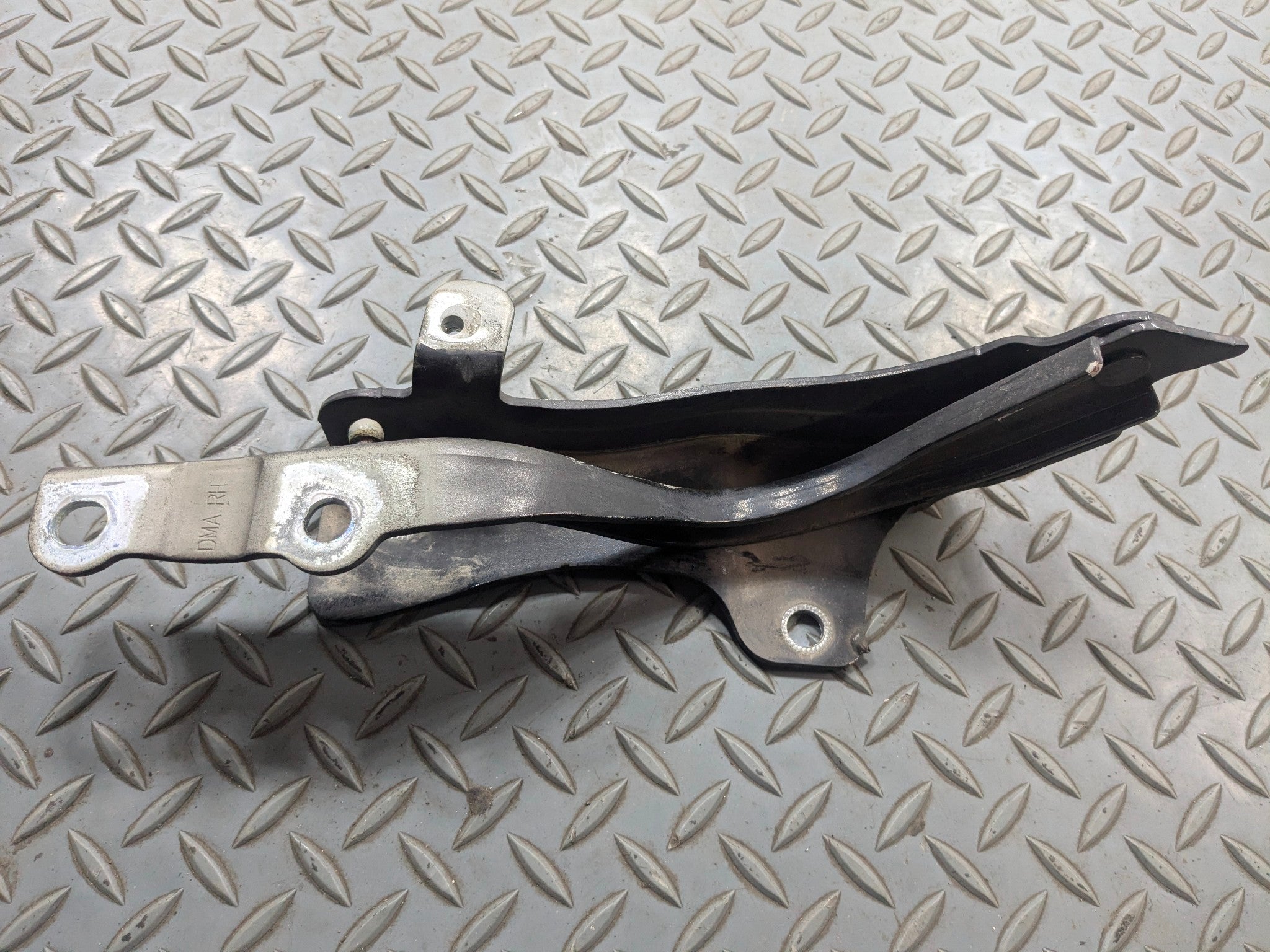 2013 - 2016 HYUNDAI SANTA FE OEM HOOD BONNET HINGE SUPPORT FRONT RIGHT SIDE