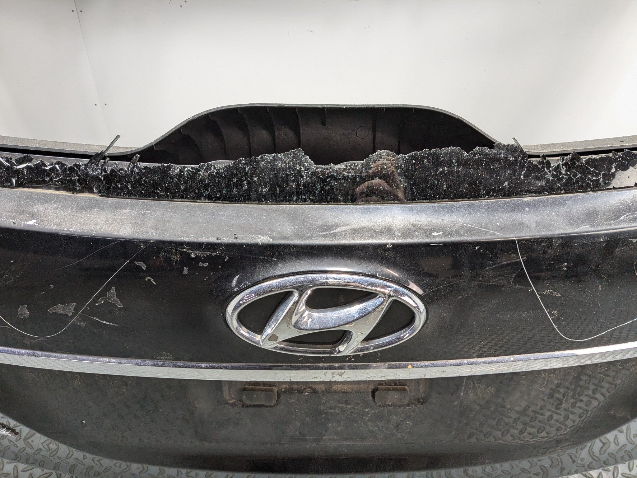2013 - 2016 HYUNDAI SANTA FE OEM REAR TAILGATE LIFTGATE HATCH SHELL PANEL BLACK