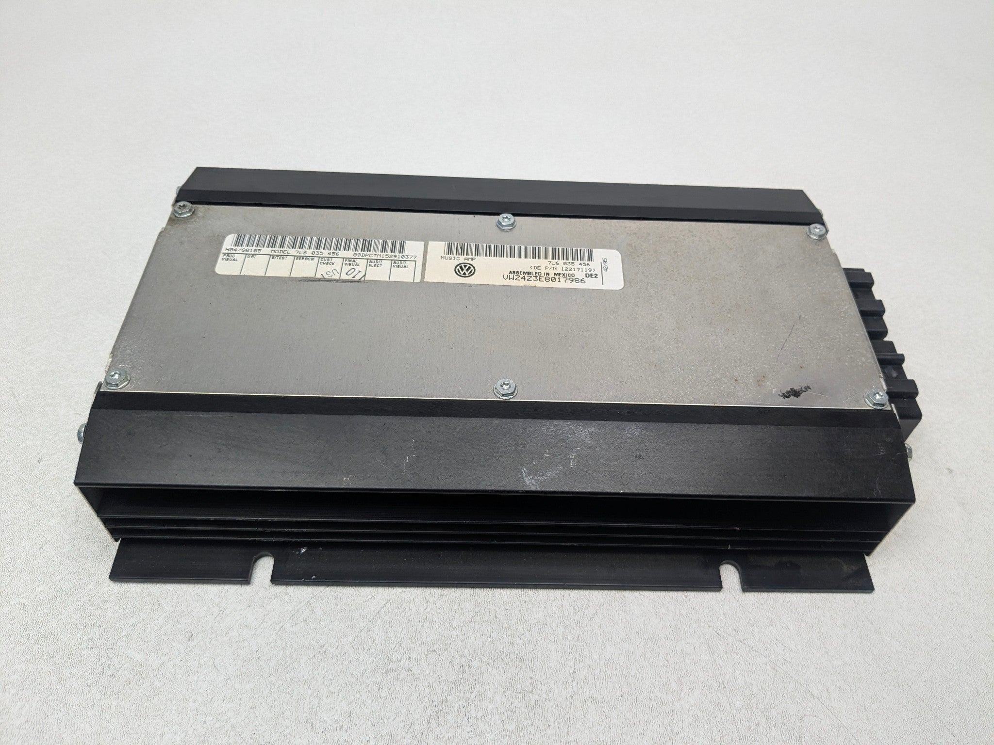 04 - 10 VOLKSWAGEN TOUAREG OEM RADIO AMPLIFIER AUDIO VISUAL EQUIPMENT 8 CHANNEL