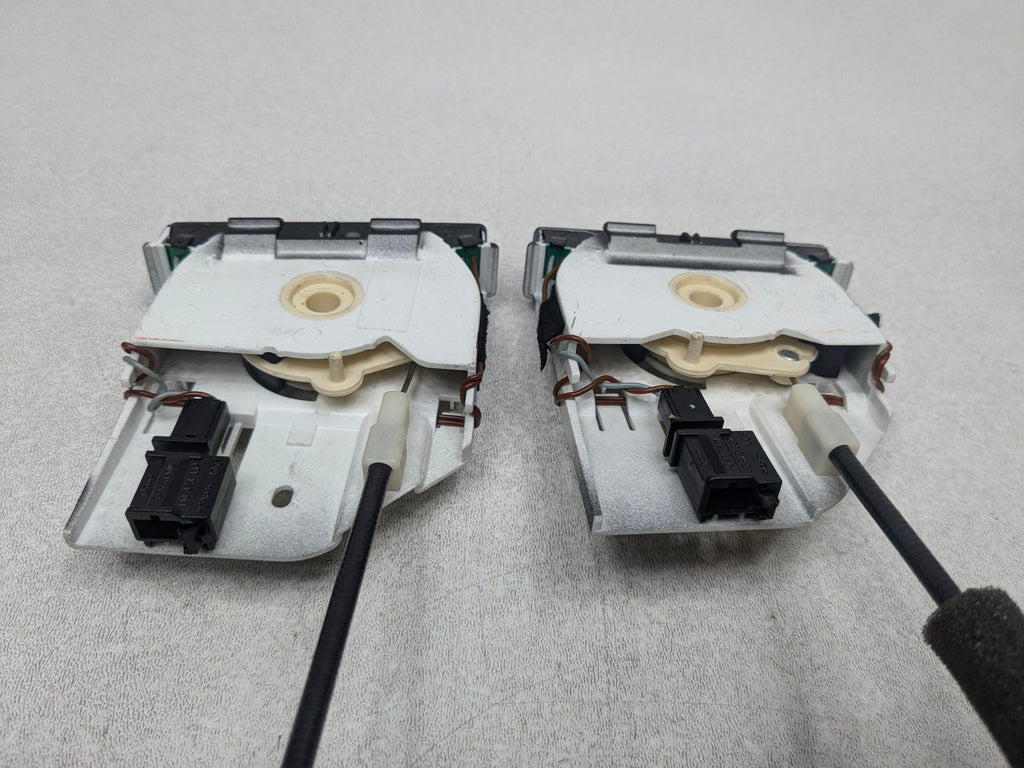 04 - 10 VOLKSWAGEN TOUAREG OEM AIR VENT ADJUSTMENT SWITCH FRONT LEFT AND RIGHT
