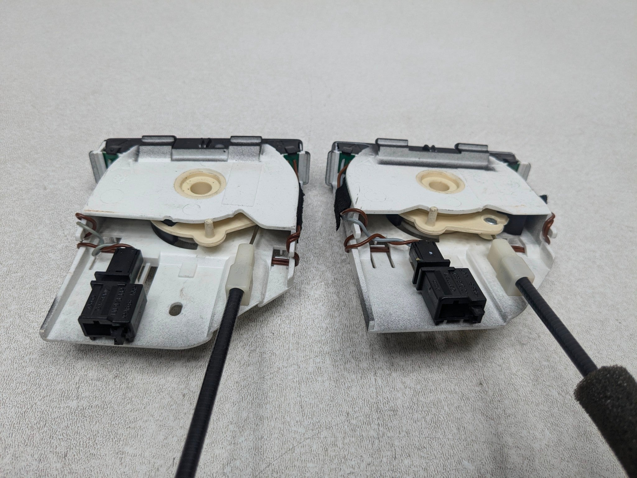 04 - 10 VOLKSWAGEN TOUAREG OEM AIR VENT ADJUSTMENT SWITCH FRONT LEFT AND RIGHT
