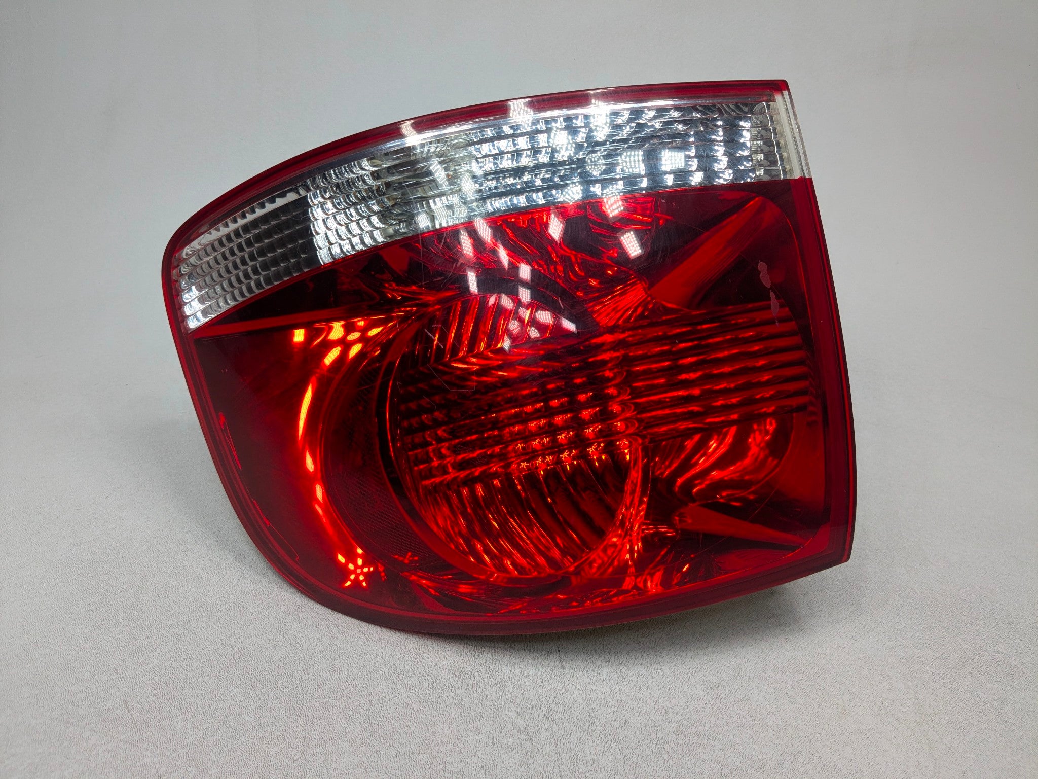 04 - 10 VOLKSWAGEN TOUAREG OEM TAILLIGHT QUARTER PANEL MOUNTED REAR RIGHT SIDE