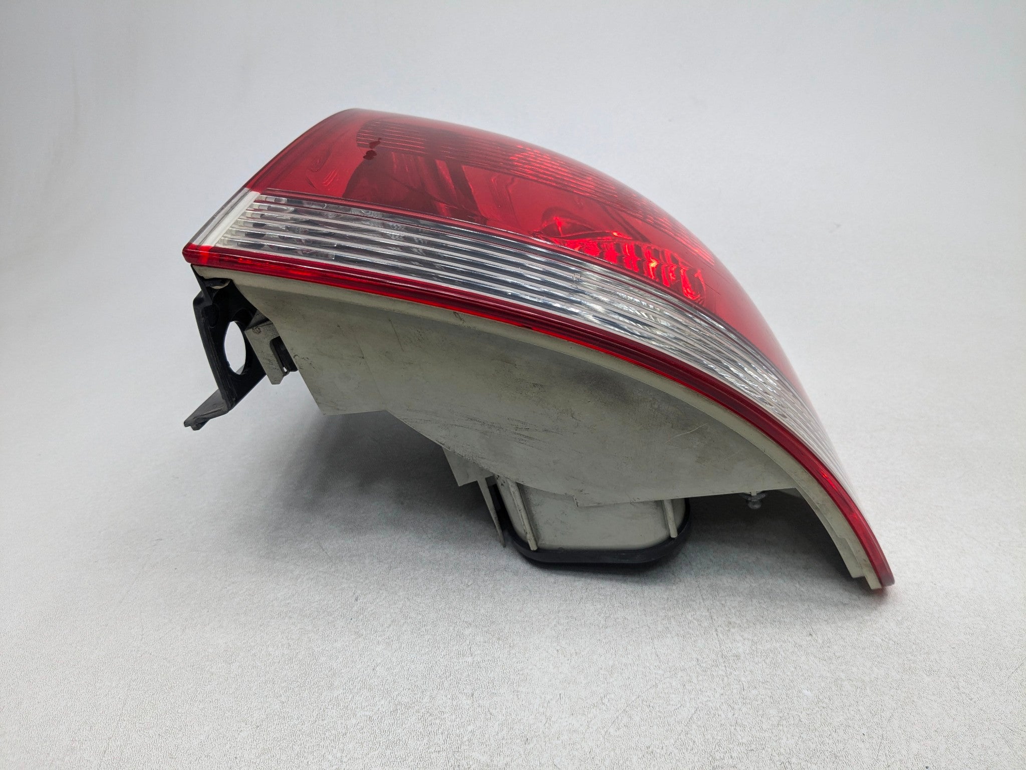 04 - 10 VOLKSWAGEN TOUAREG OEM TAILLIGHT QUARTER PANEL MOUNTED REAR RIGHT SIDE