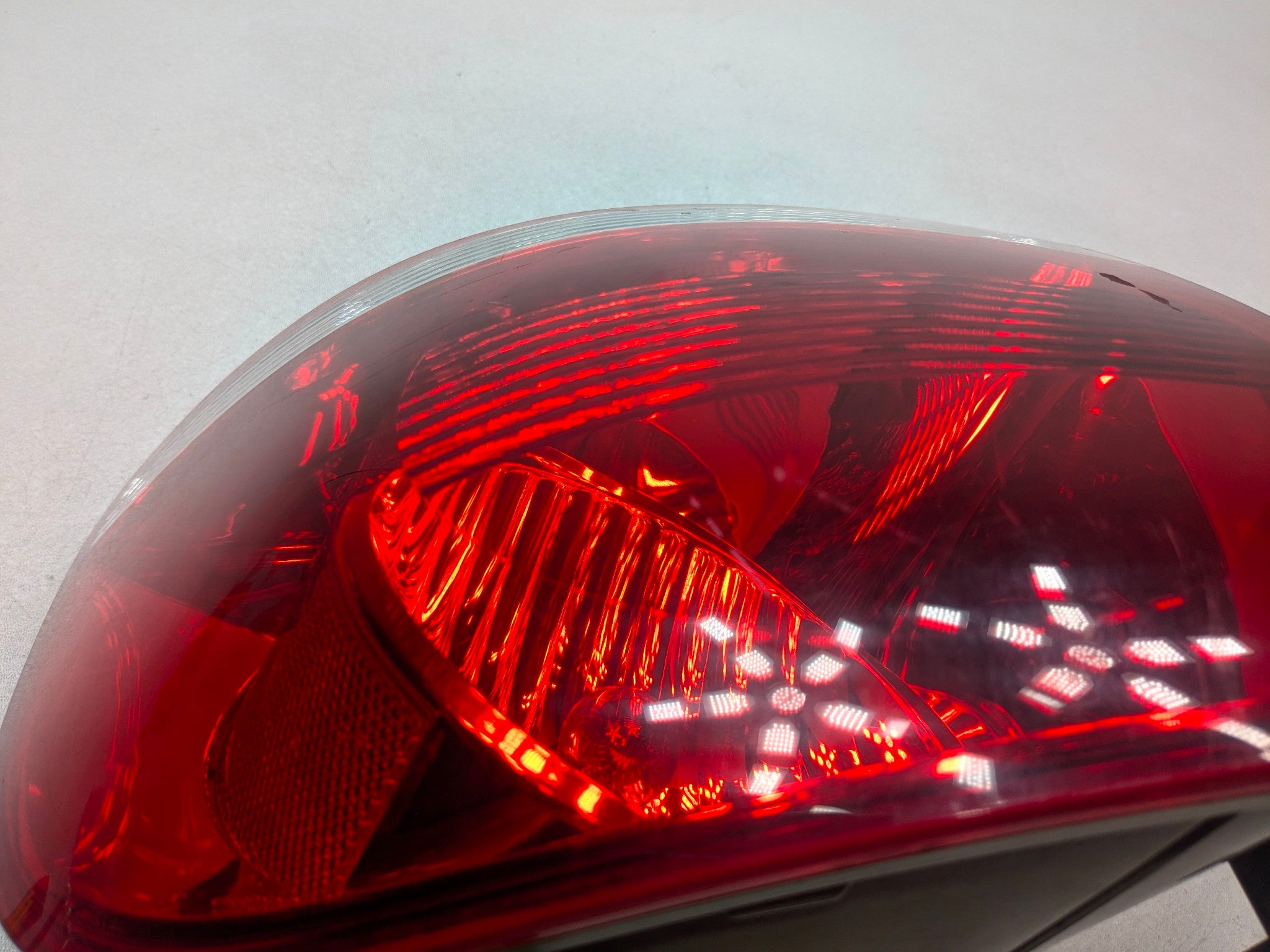 04 - 10 VOLKSWAGEN TOUAREG OEM TAILLIGHT QUARTER PANEL MOUNTED REAR RIGHT SIDE