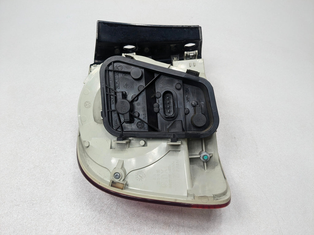 04 - 10 VOLKSWAGEN TOUAREG OEM TAILLIGHT QUARTER PANEL MOUNTED REAR RIGHT SIDE