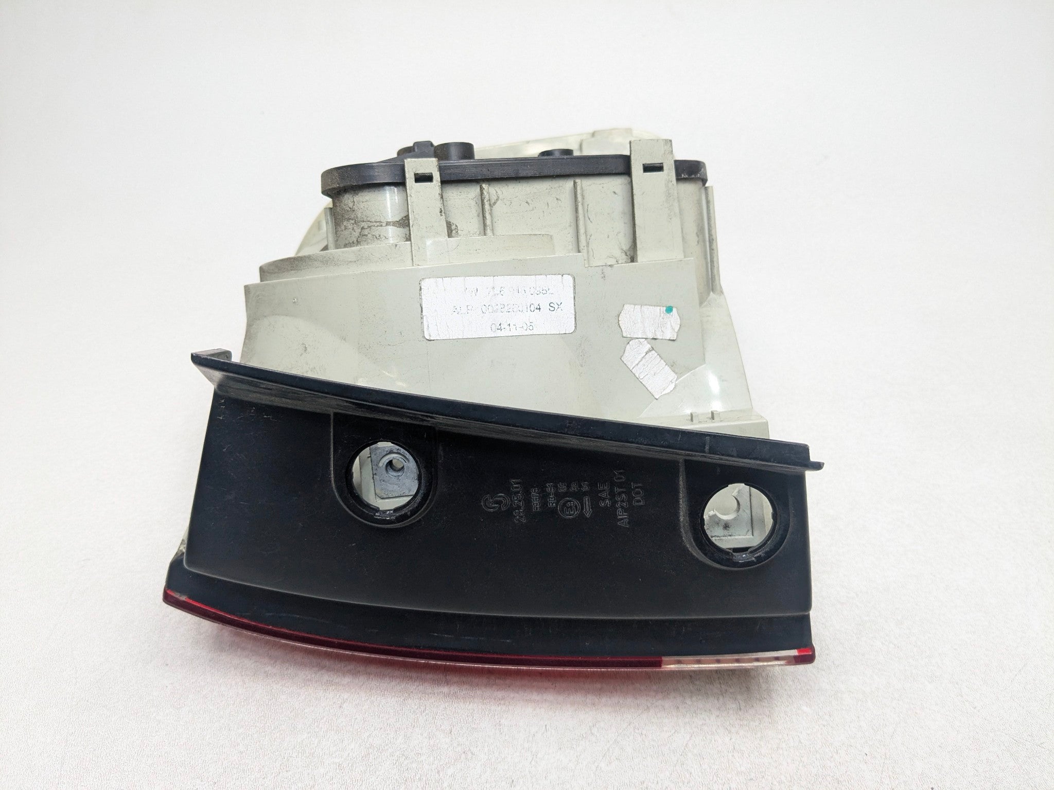 04 - 10 VOLKSWAGEN TOUAREG OEM TAILLIGHT QUARTER PANEL MOUNTED REAR LEFT SIDE