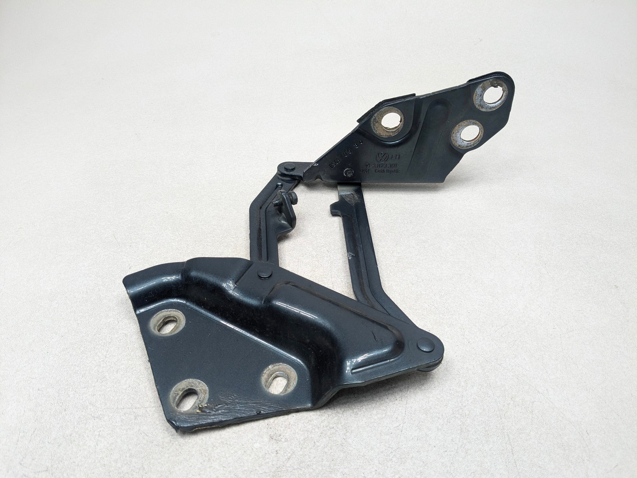 04 - 10 VOLKSWAGEN TOUAREG OEM HOOD BONNET HINGE SUPPORT FRONT LEFT DRIVER SIDE