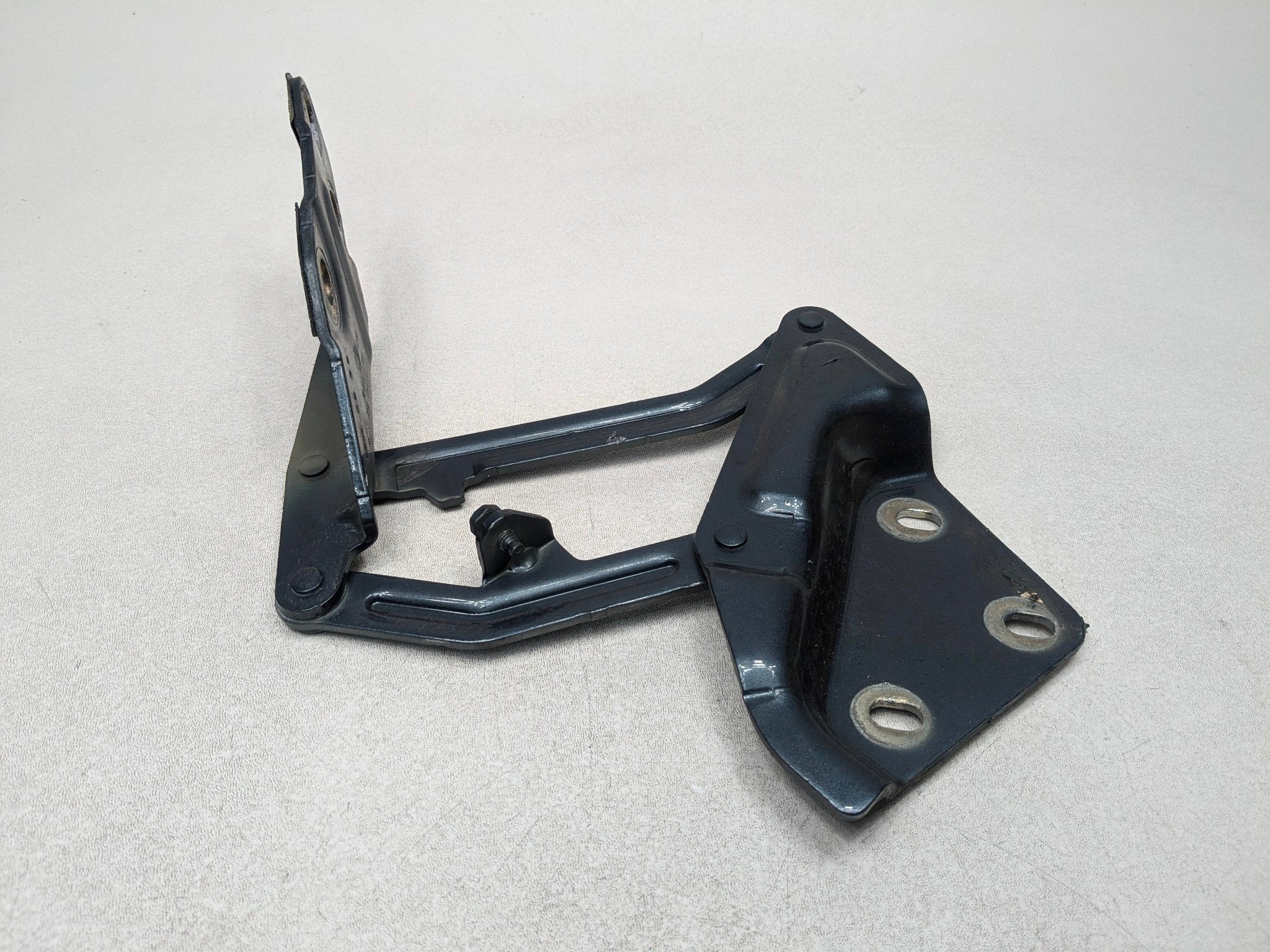 04 - 10 VOLKSWAGEN TOUAREG OEM HOOD BONNET HINGE SUPPORT FRONT LEFT DRIVER SIDE