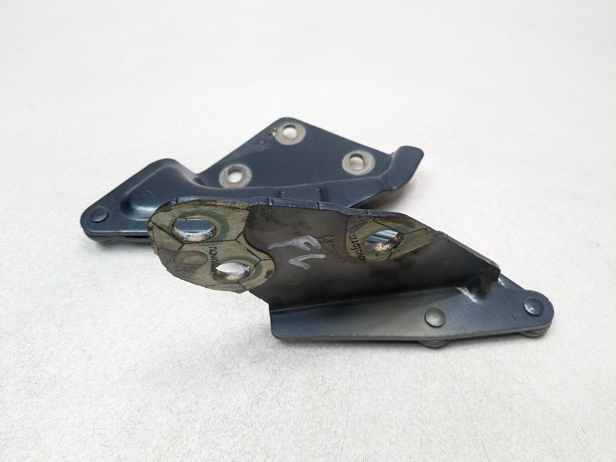 04 - 10 VOLKSWAGEN TOUAREG OEM HOOD BONNET HINGE SUPPORT FRONT LEFT DRIVER SIDE
