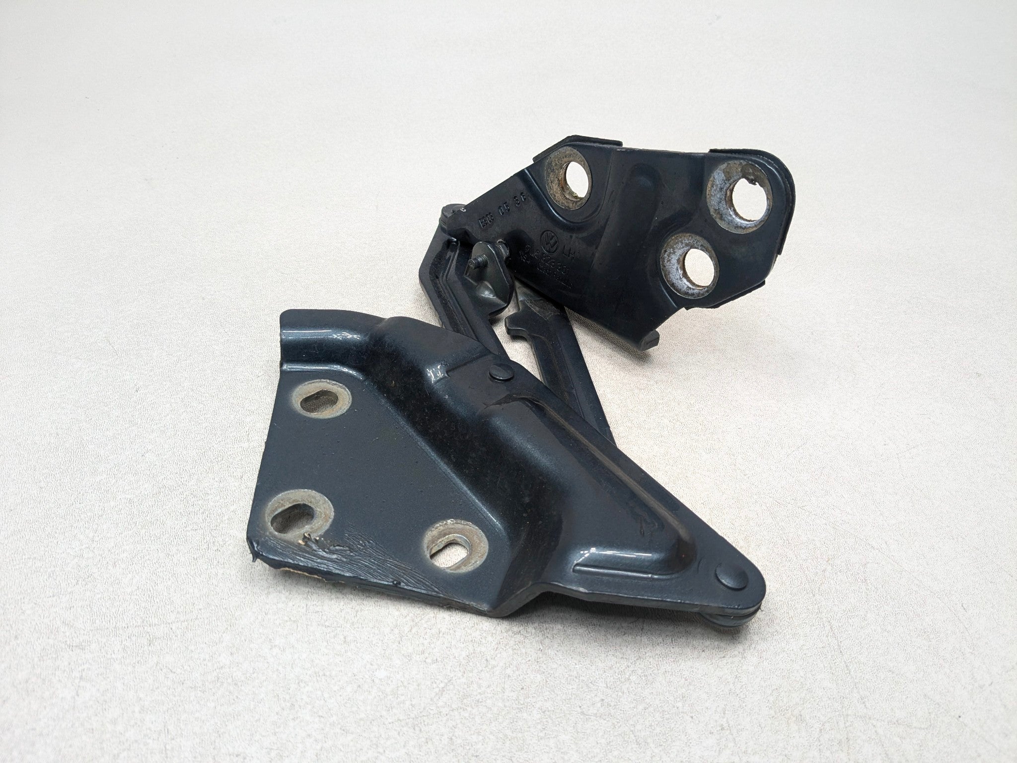04 - 10 VOLKSWAGEN TOUAREG OEM HOOD BONNET HINGE SUPPORT FRONT LEFT DRIVER SIDE