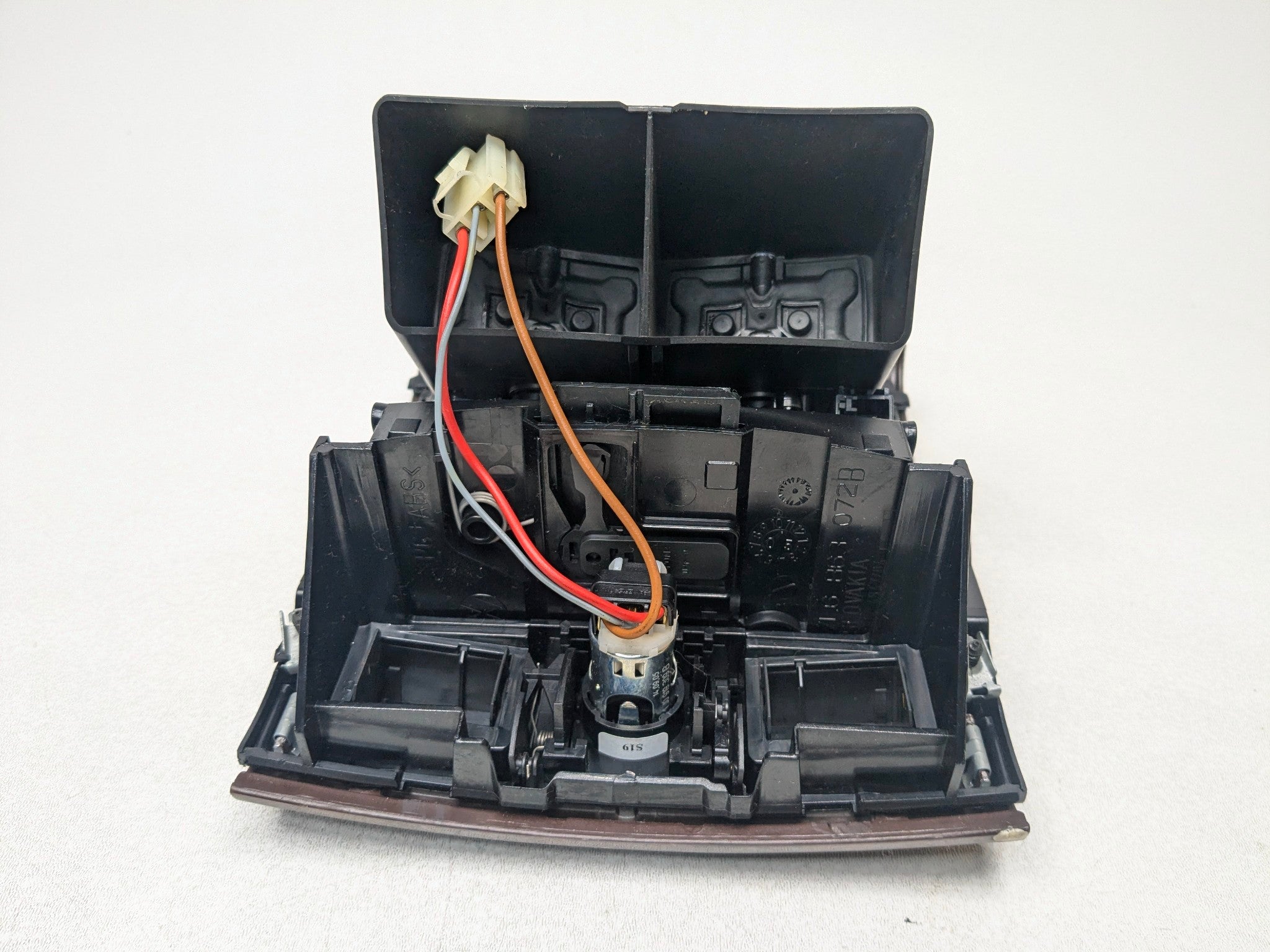 04 - 10 VOLKSWAGEN TOUAREG OEM AIR CONDITIONING HEATER VENTS REAR CENTER CONSOLE