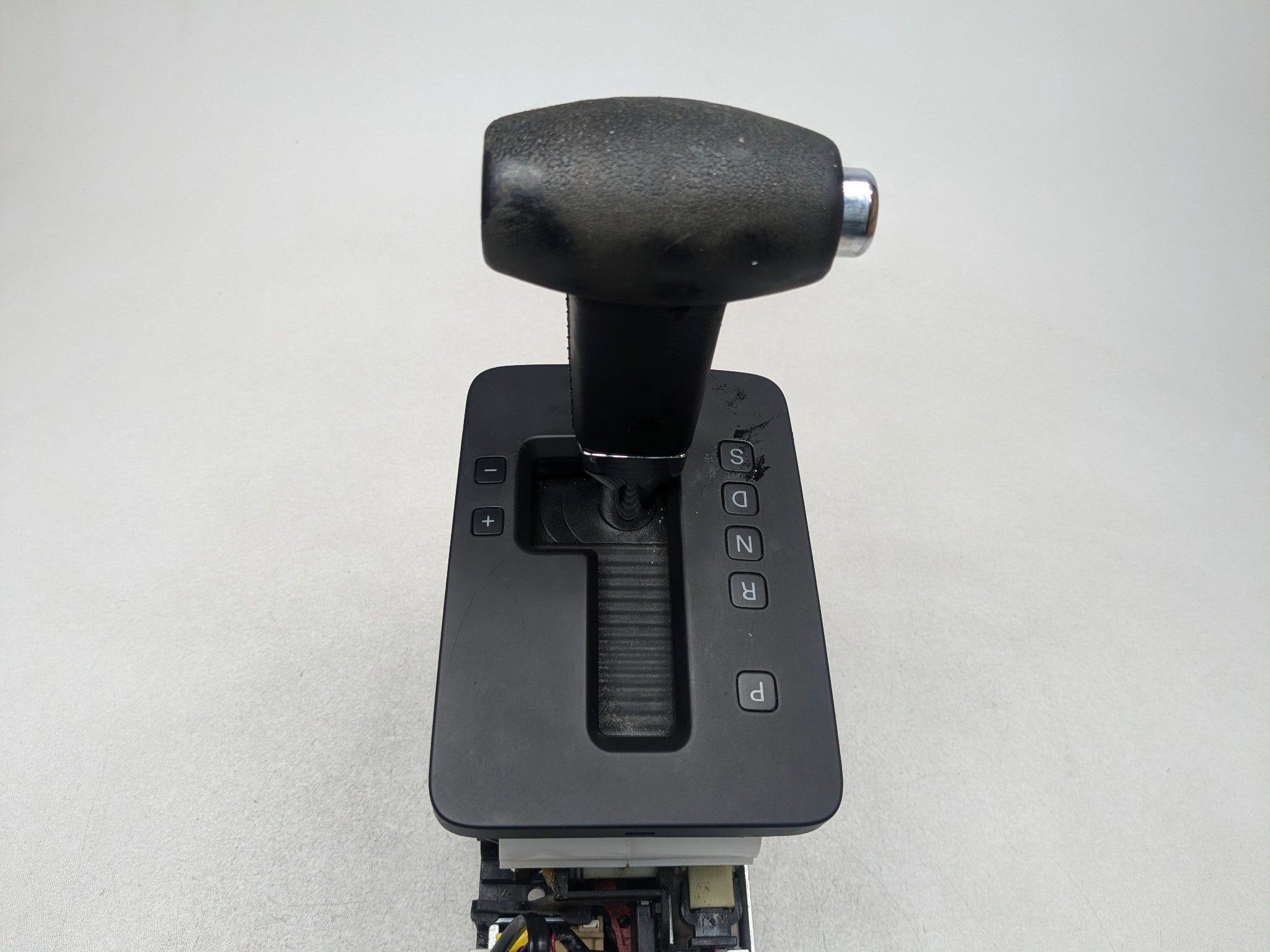 04-10 VOLKSWAGEN TOUAREG OEM FLOOR SHIFTER AUTOMATIC TRANSMISSION GEAR SELECTOR