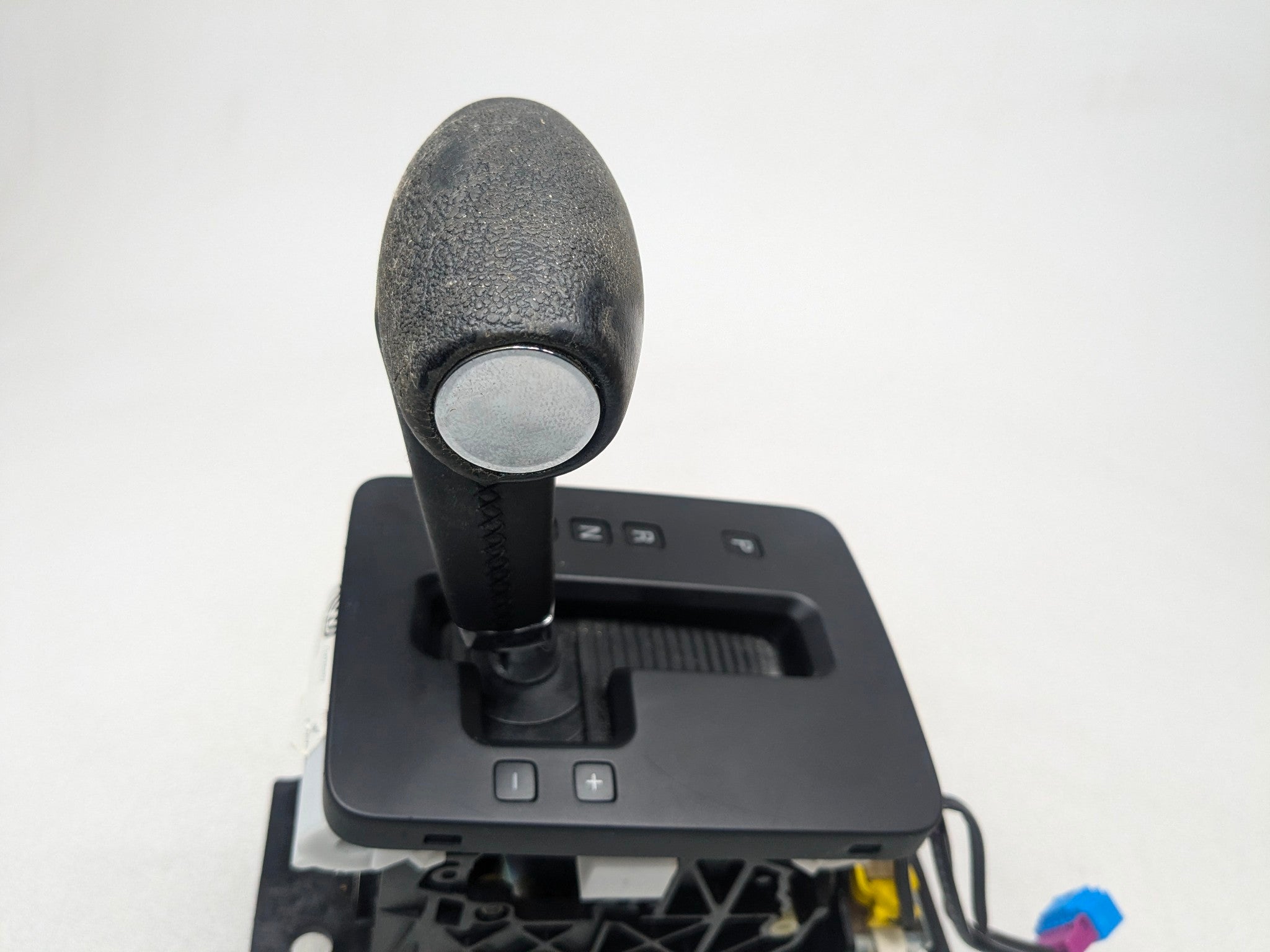 04-10 VOLKSWAGEN TOUAREG OEM FLOOR SHIFTER AUTOMATIC TRANSMISSION GEAR SELECTOR