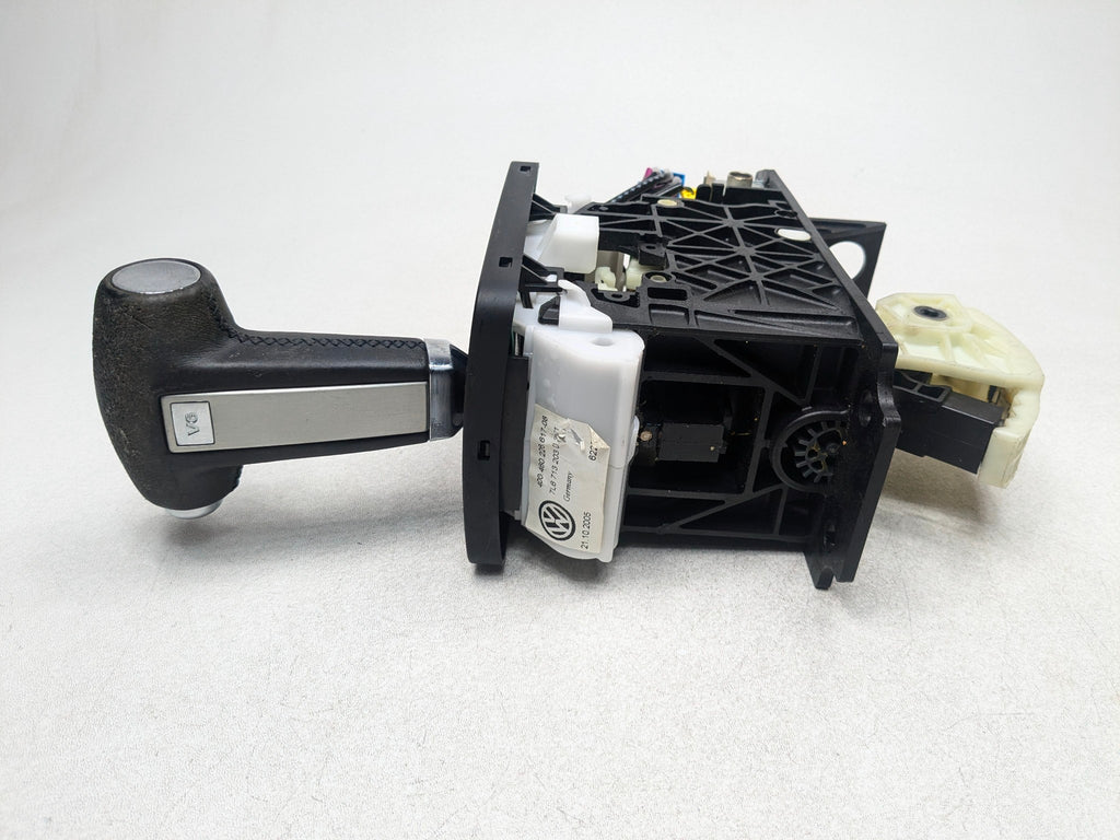 04-10 VOLKSWAGEN TOUAREG OEM FLOOR SHIFTER AUTOMATIC TRANSMISSION GEAR SELECTOR