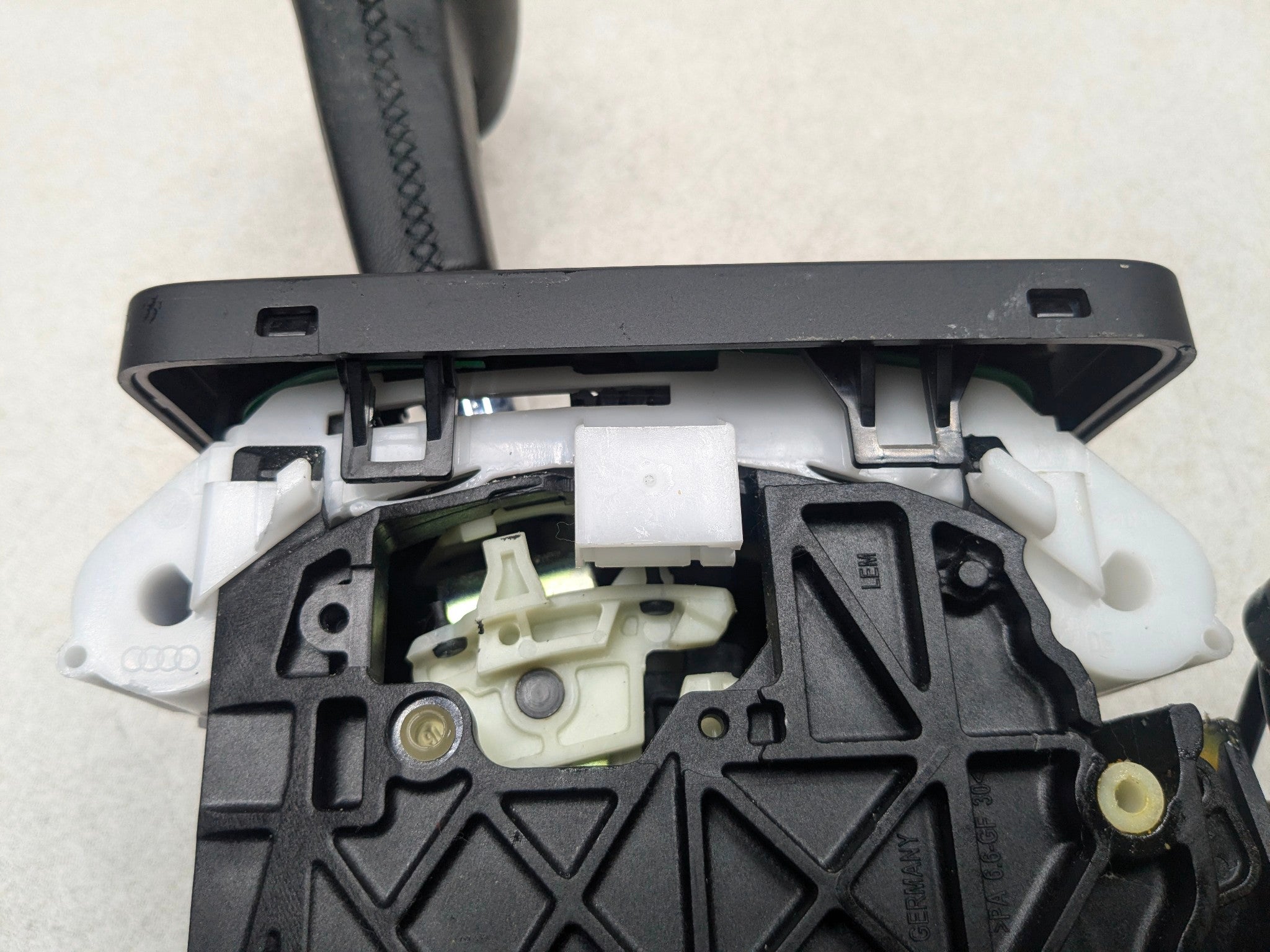 04-10 VOLKSWAGEN TOUAREG OEM FLOOR SHIFTER AUTOMATIC TRANSMISSION GEAR SELECTOR