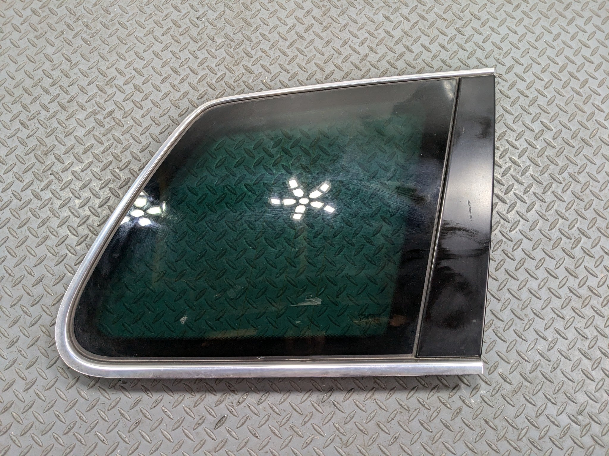 04 - 10 VOLKSWAGEN TOUAREG OEM QUARTER WINDOW GLASS REAR RIGHT PASSENGER SIDE