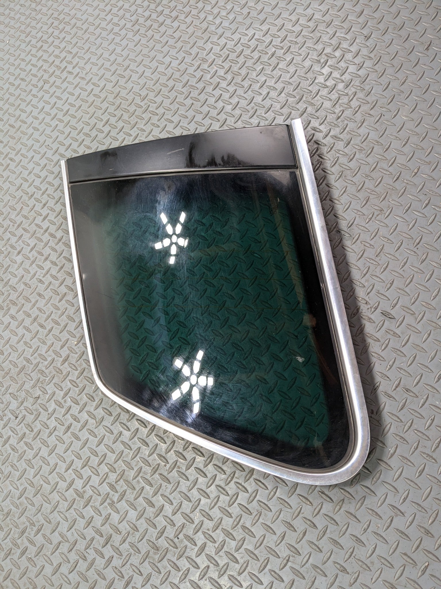 04 - 10 VOLKSWAGEN TOUAREG OEM QUARTER WINDOW GLASS REAR RIGHT PASSENGER SIDE