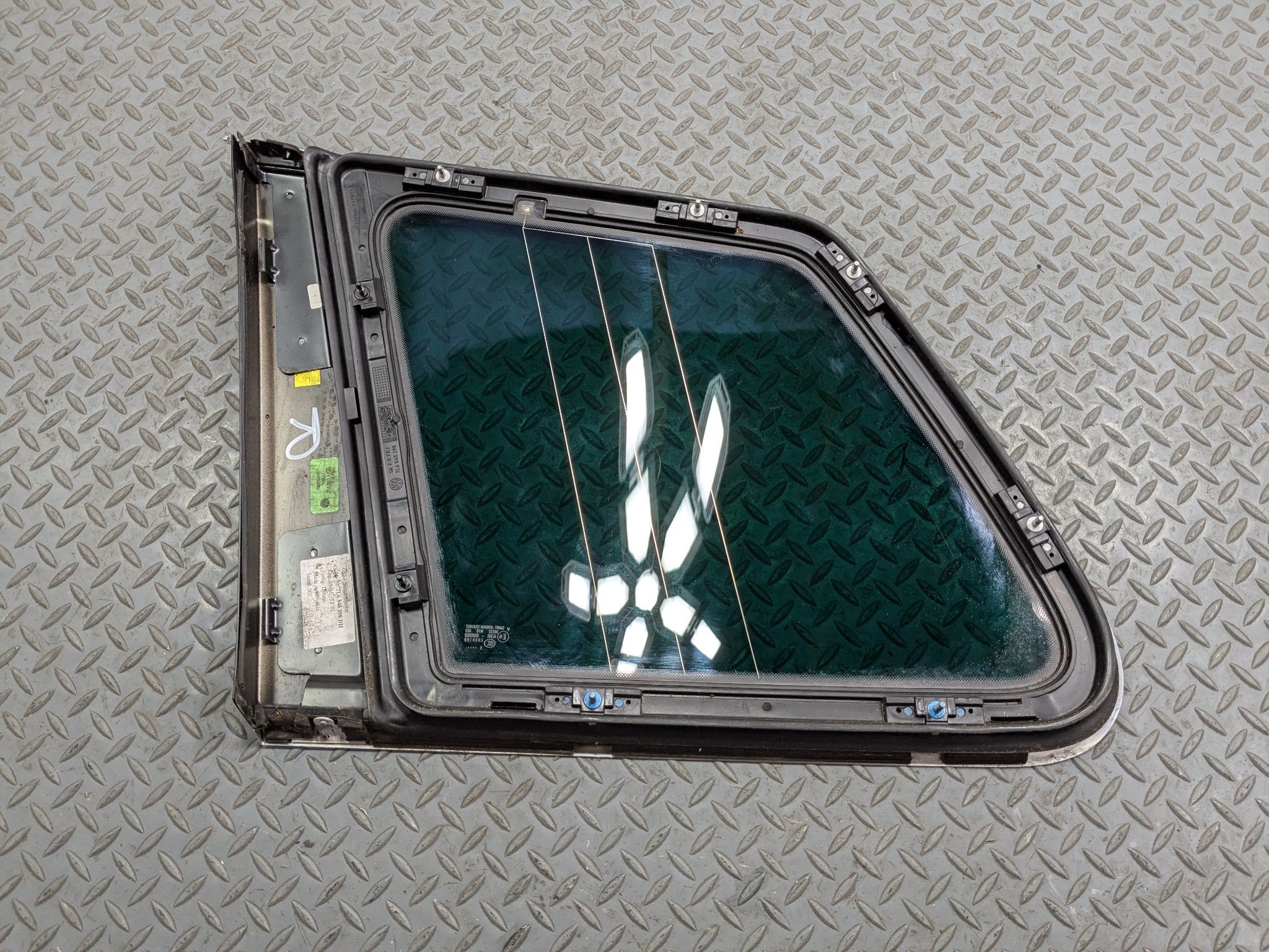 04 - 10 VOLKSWAGEN TOUAREG OEM QUARTER WINDOW GLASS REAR RIGHT PASSENGER SIDE
