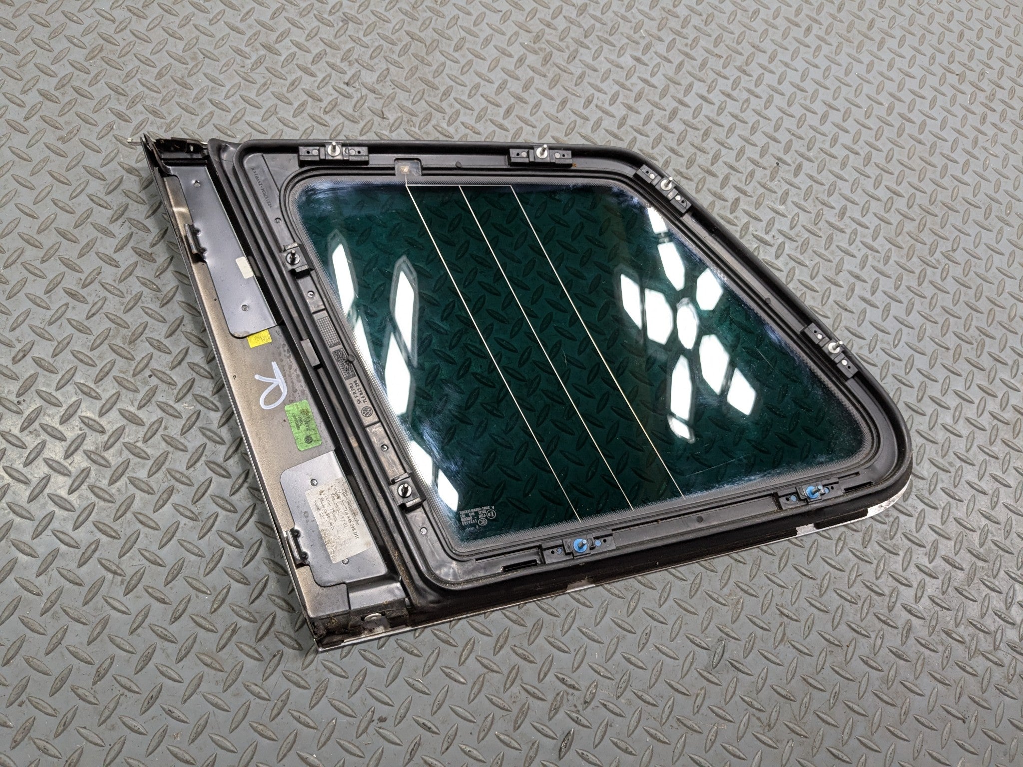 04 - 10 VOLKSWAGEN TOUAREG OEM QUARTER WINDOW GLASS REAR RIGHT PASSENGER SIDE