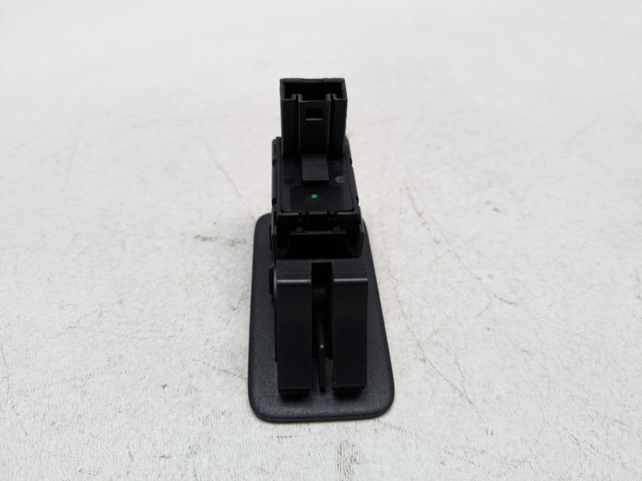 04 - 10 VOLKSWAGEN TOUAREG OEM DOOR WINDOW CONTROL SWITCH REAR LEFT DRIVER SIDE