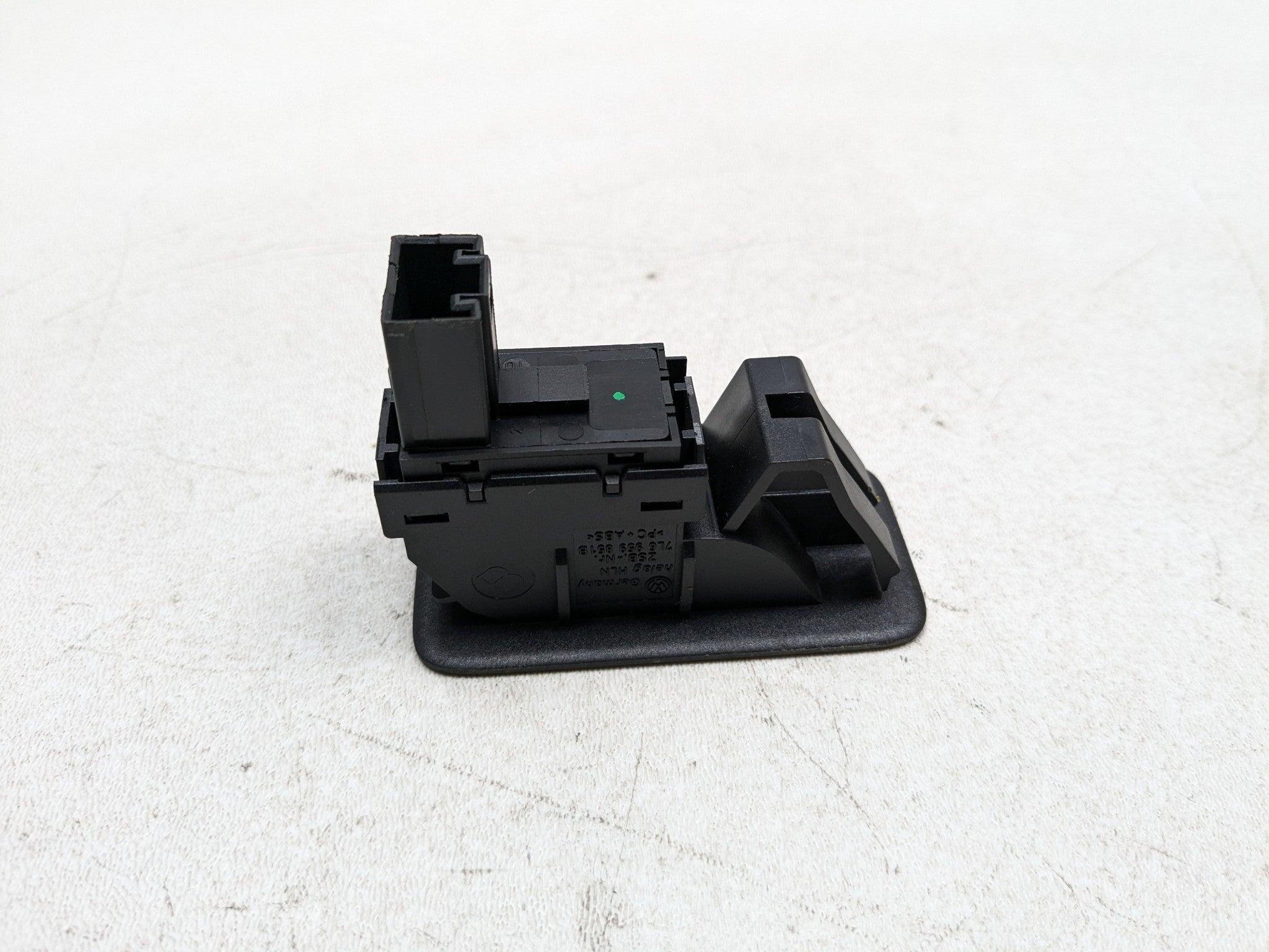 04 - 10 VOLKSWAGEN TOUAREG OEM DOOR WINDOW CONTROL SWITCH REAR LEFT DRIVER SIDE
