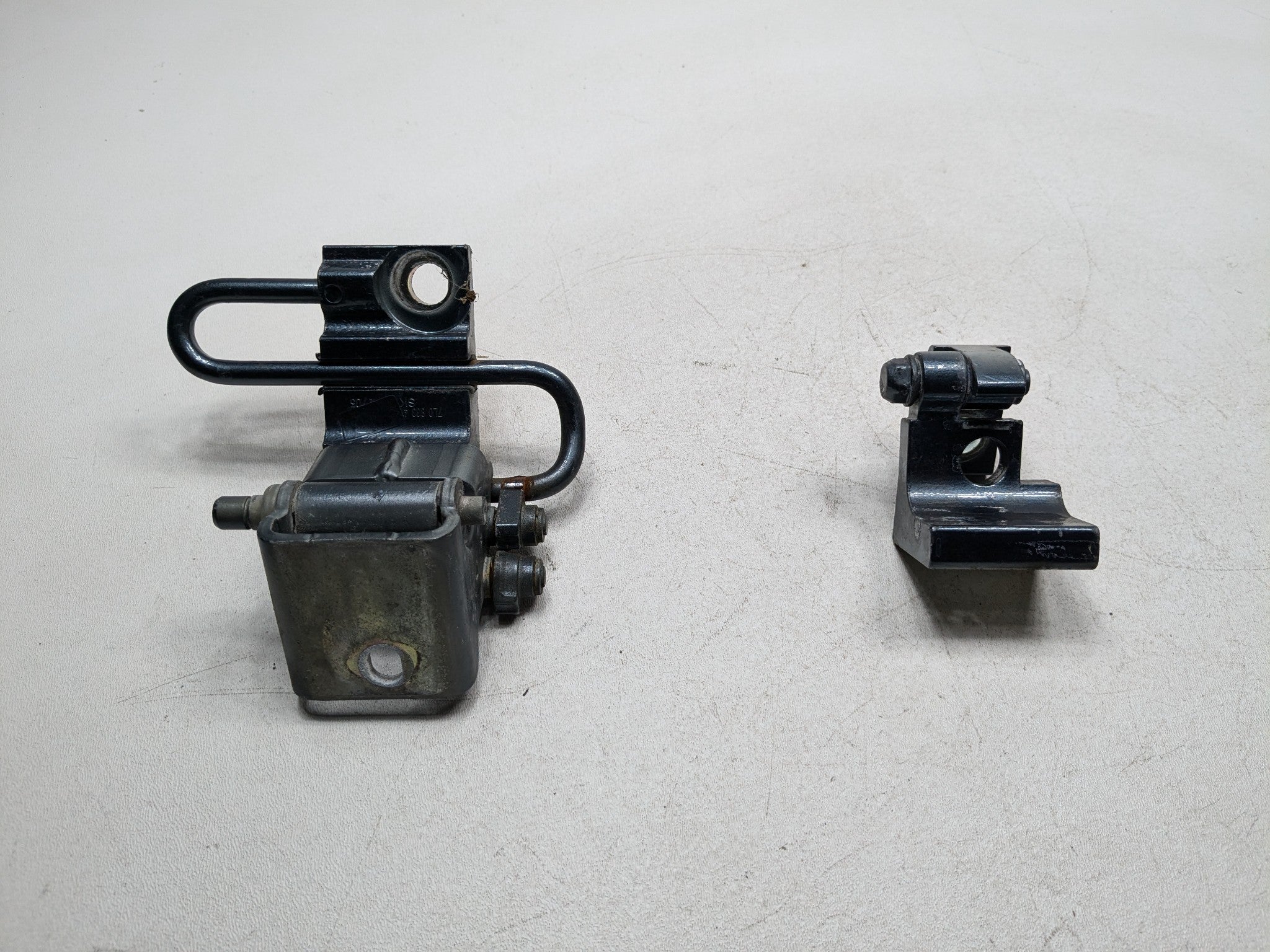 04 - 10 VOLKSWAGEN TOUAREG OEM DOOR HINGE SUPPORT SET REAR RIGHT PASSENGER SIDE