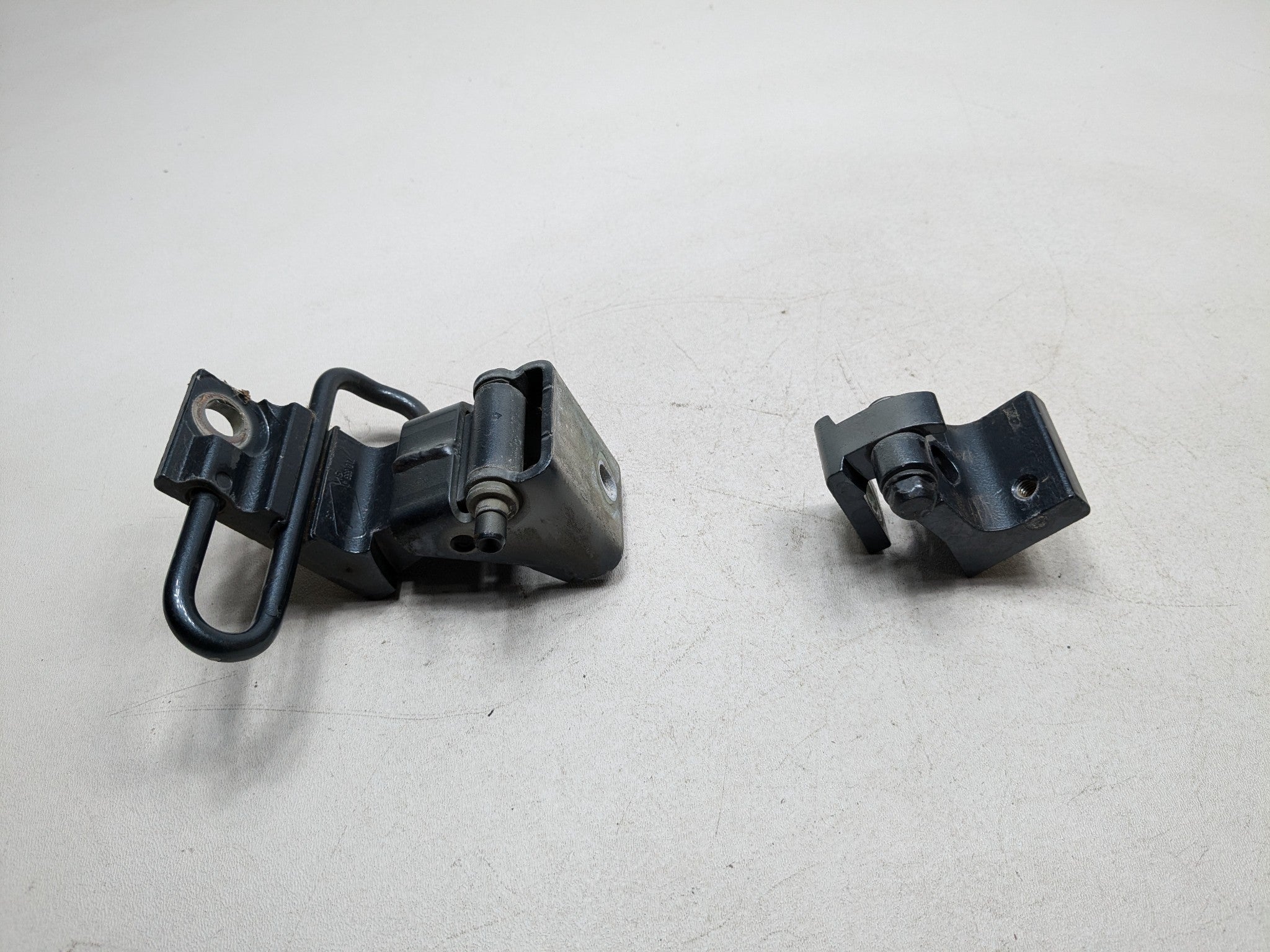 04 - 10 VOLKSWAGEN TOUAREG OEM DOOR HINGE SUPPORT SET REAR RIGHT PASSENGER SIDE