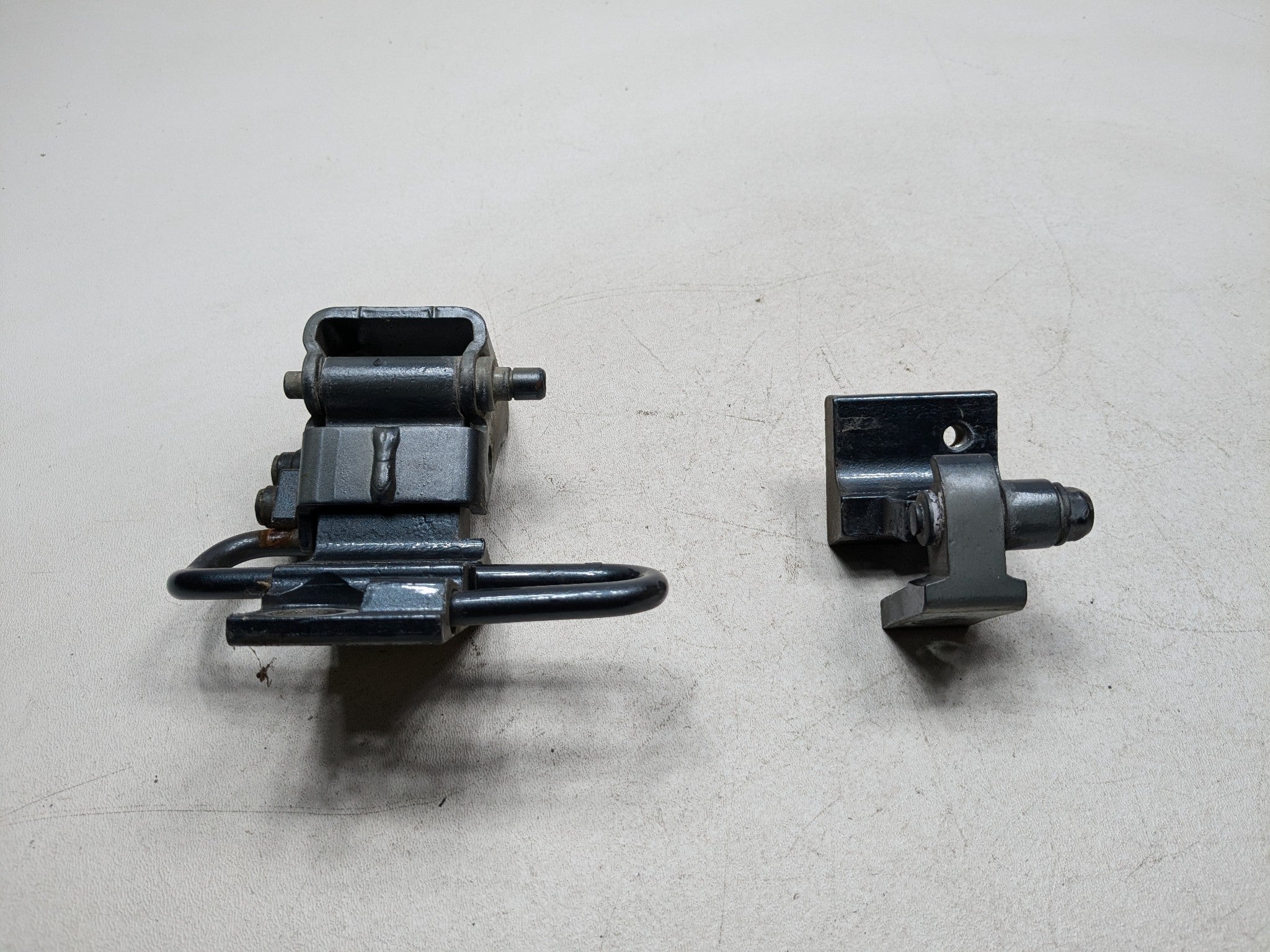 04 - 10 VOLKSWAGEN TOUAREG OEM DOOR HINGE SUPPORT SET REAR RIGHT PASSENGER SIDE