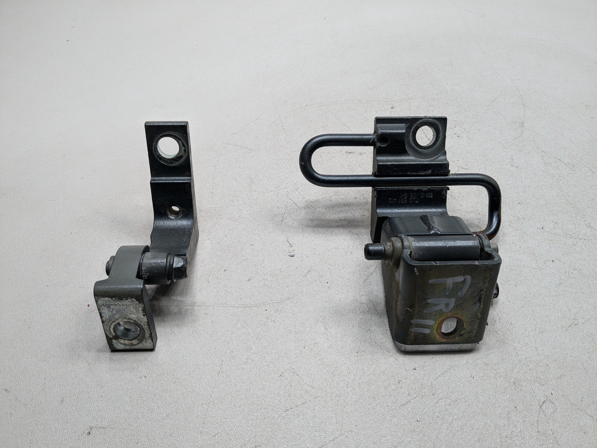 04 - 10 VOLKSWAGEN TOUAREG OEM DOOR HINGE SUPPORT SET FRONT RIGHT PASSENGER SIDE