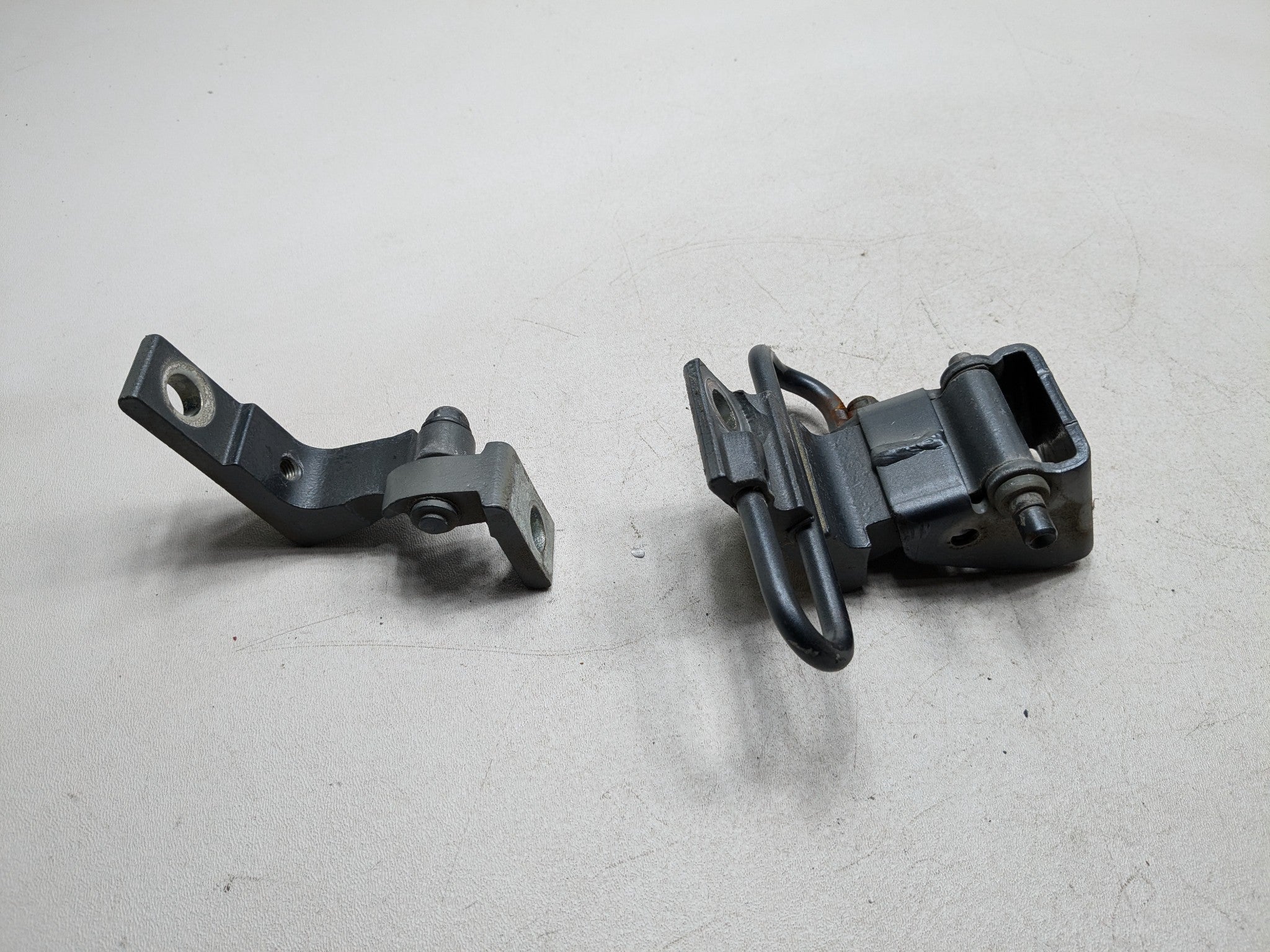 04 - 10 VOLKSWAGEN TOUAREG OEM DOOR HINGE SUPPORT SET FRONT RIGHT PASSENGER SIDE