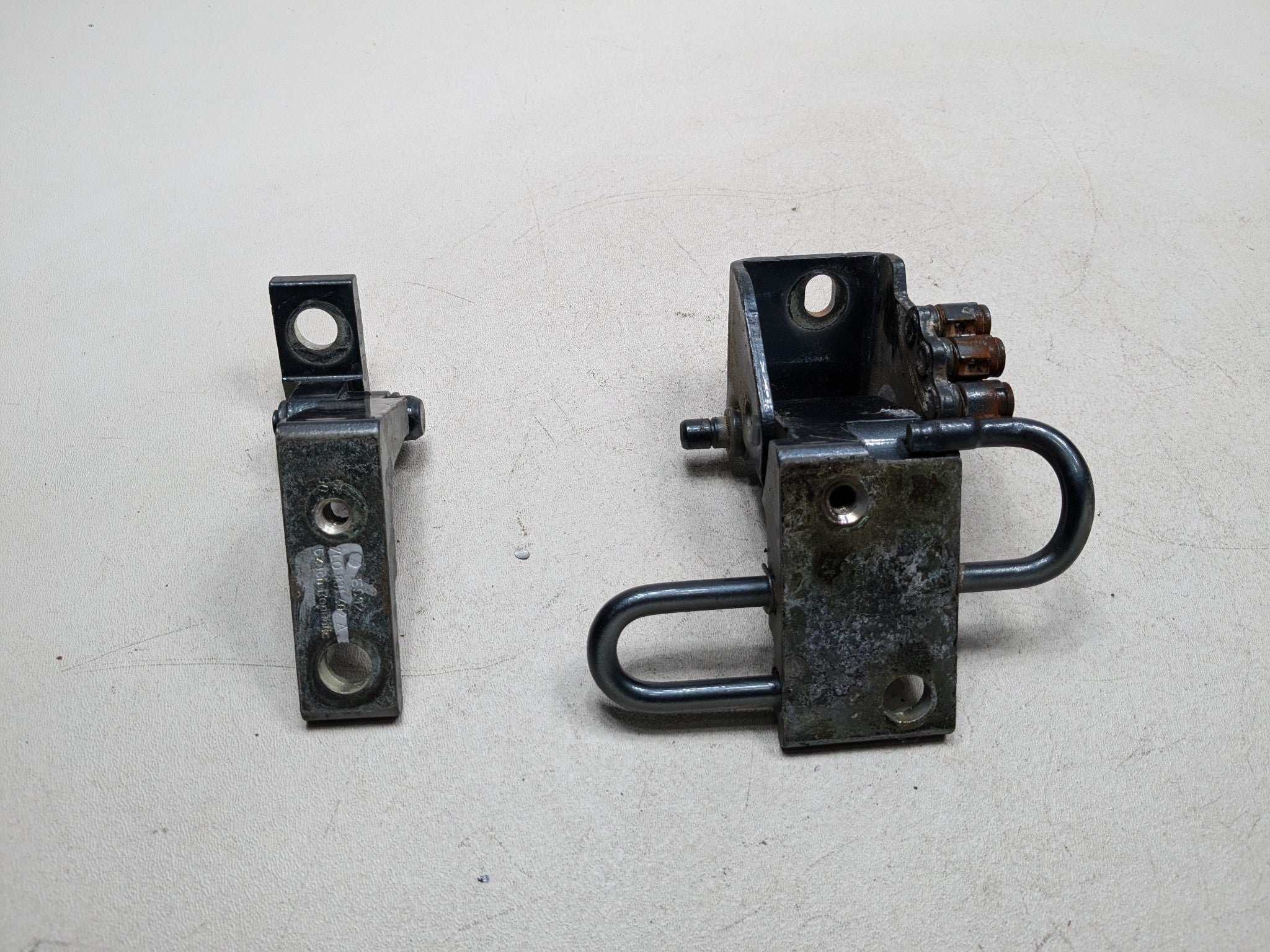 04 - 10 VOLKSWAGEN TOUAREG OEM DOOR HINGE SUPPORT SET FRONT RIGHT PASSENGER SIDE