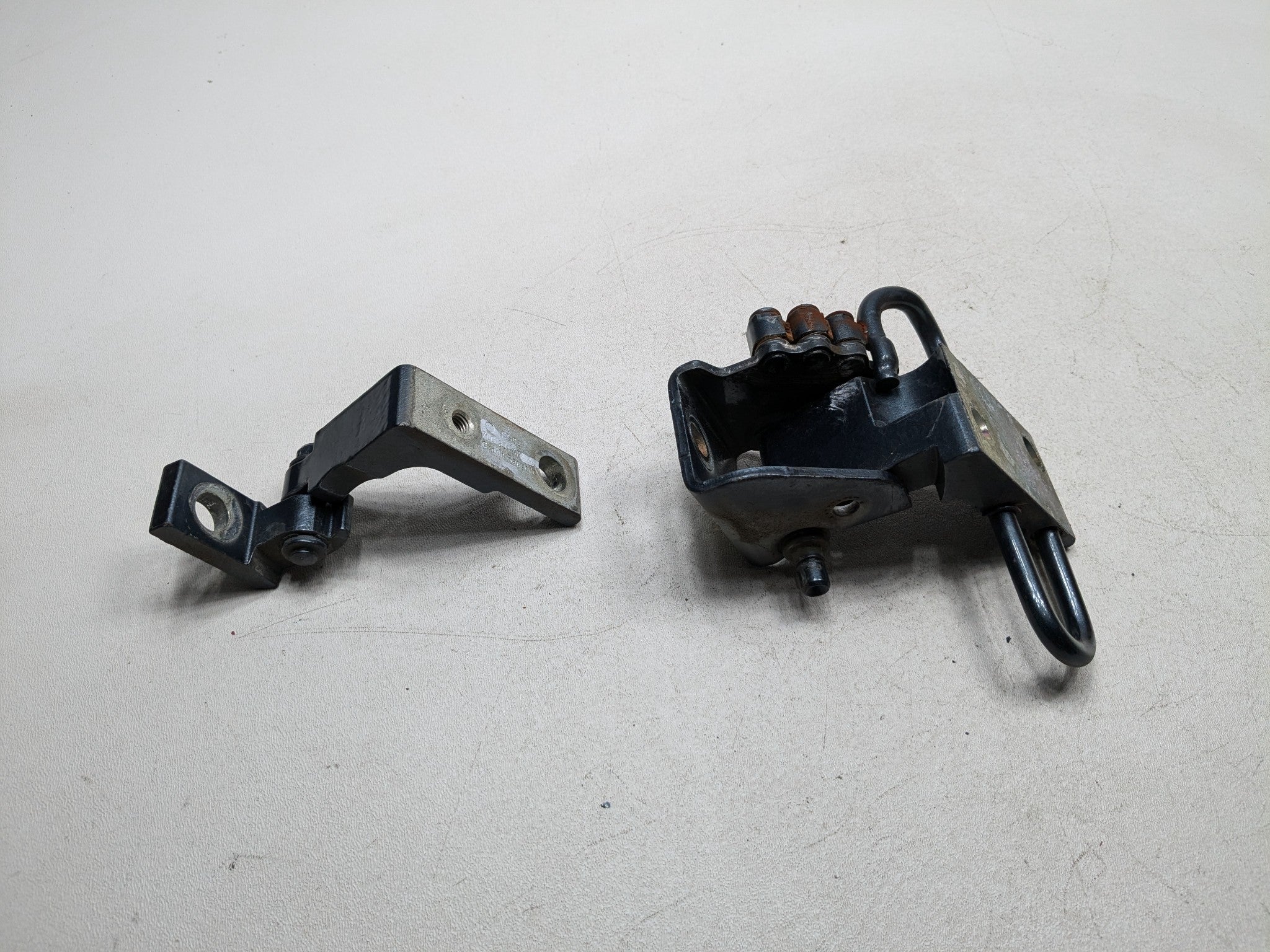 04 - 10 VOLKSWAGEN TOUAREG OEM DOOR HINGE SUPPORT SET FRONT RIGHT PASSENGER SIDE