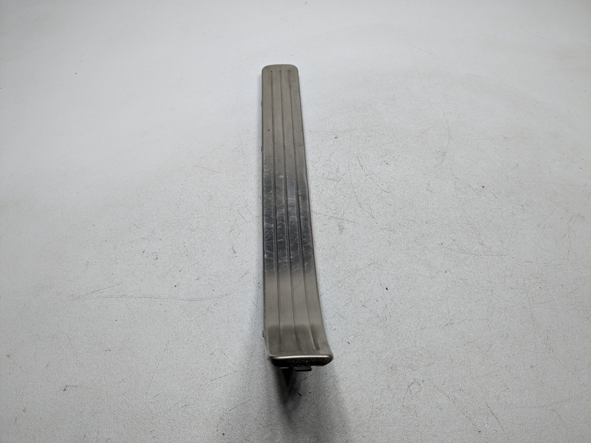 04 - 10 VOLKSWAGEN TOUAREG OEM DOOR SILL PANEL SCUFF PLATE REAR LEFT DRIVER SIDE