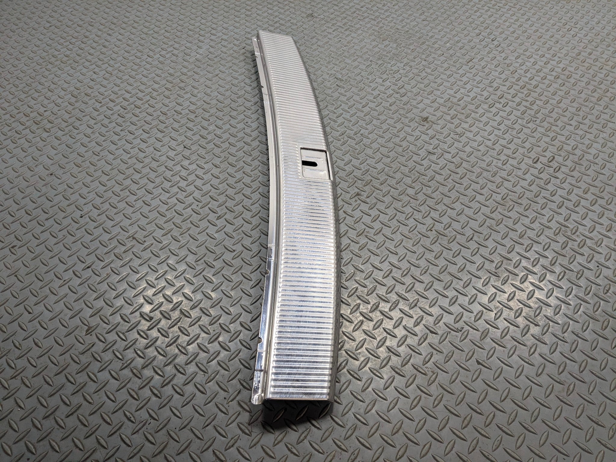 04 - 10 VOLKSWAGEN TOUAREG OEM TRUNK SILL COVER SCUFF PLATE MOLDING TRIM SILVER