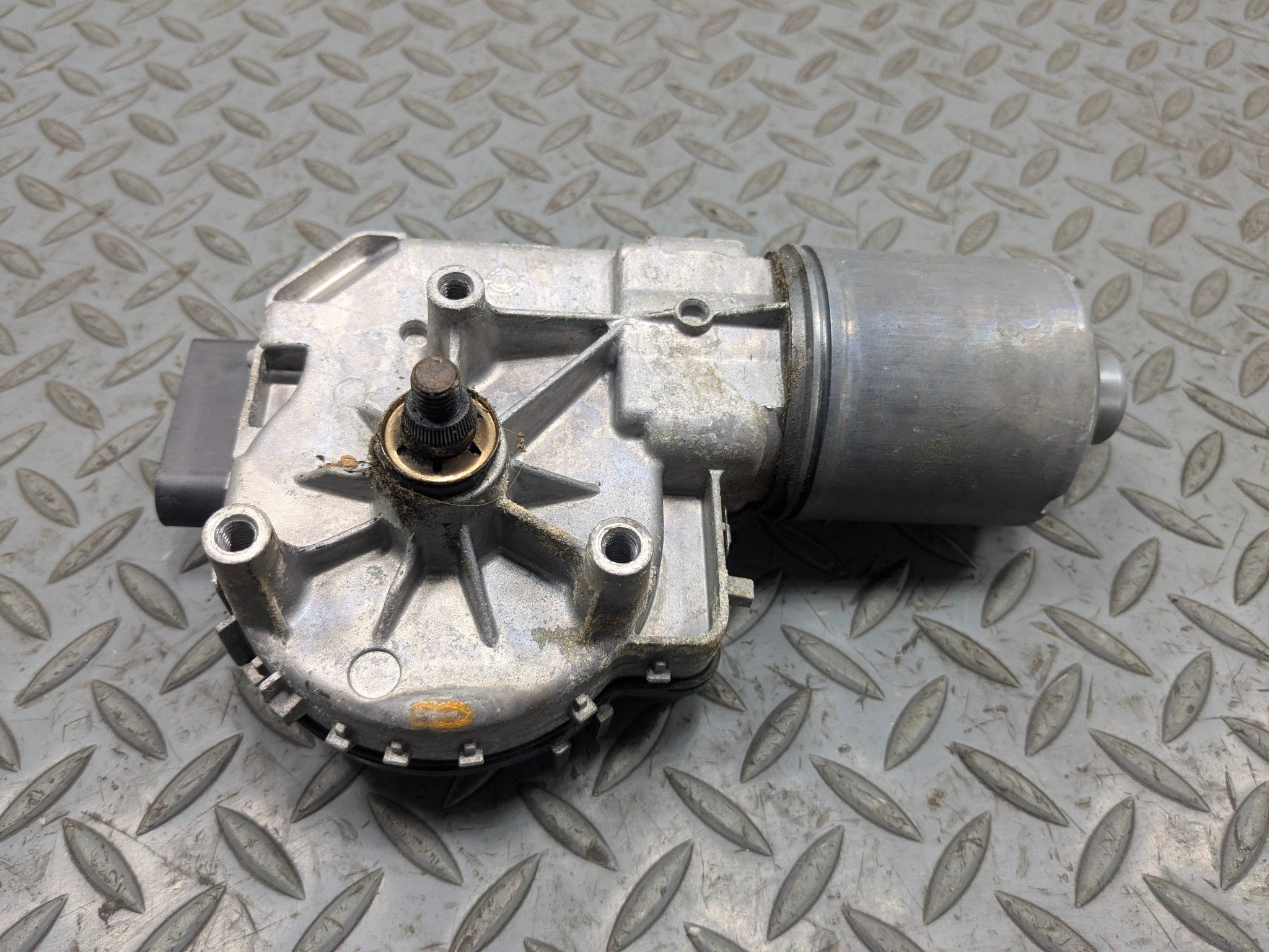 04-10 VOLKSWAGEN TOUAREG OEM WIPER MOTOR FRONT WINDSHIELD WASHER WITHOUT LINKAGE