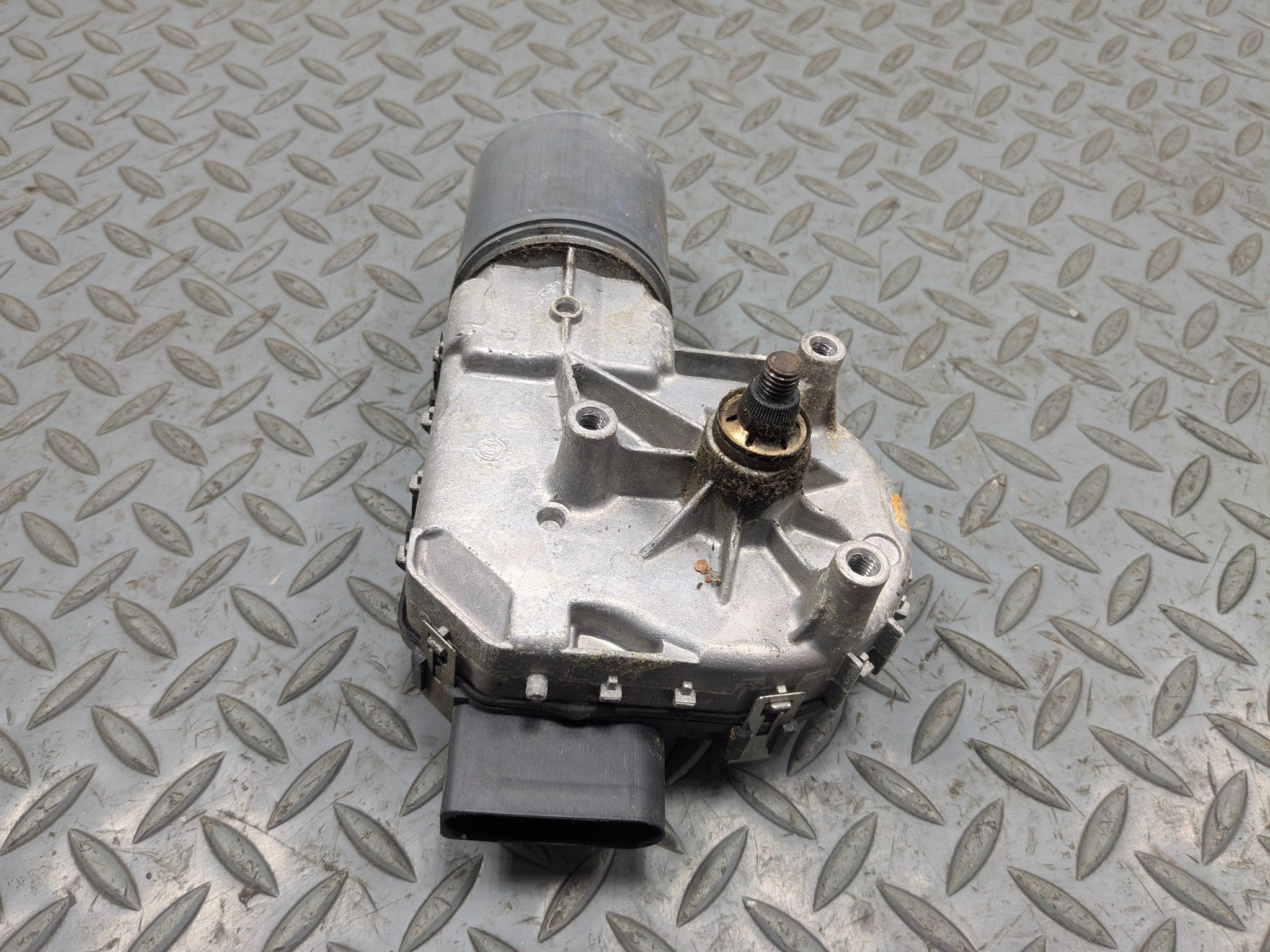 04-10 VOLKSWAGEN TOUAREG OEM WIPER MOTOR FRONT WINDSHIELD WASHER WITHOUT LINKAGE